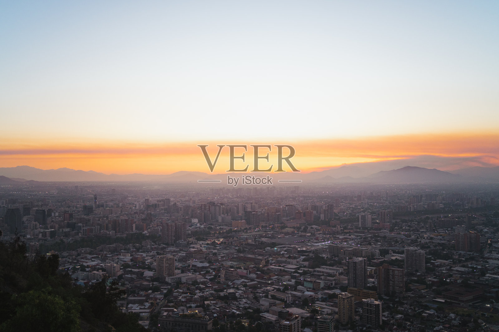 日落时分，圣克里斯托瓦尔山的智利圣地亚哥天际线照片摄影图片