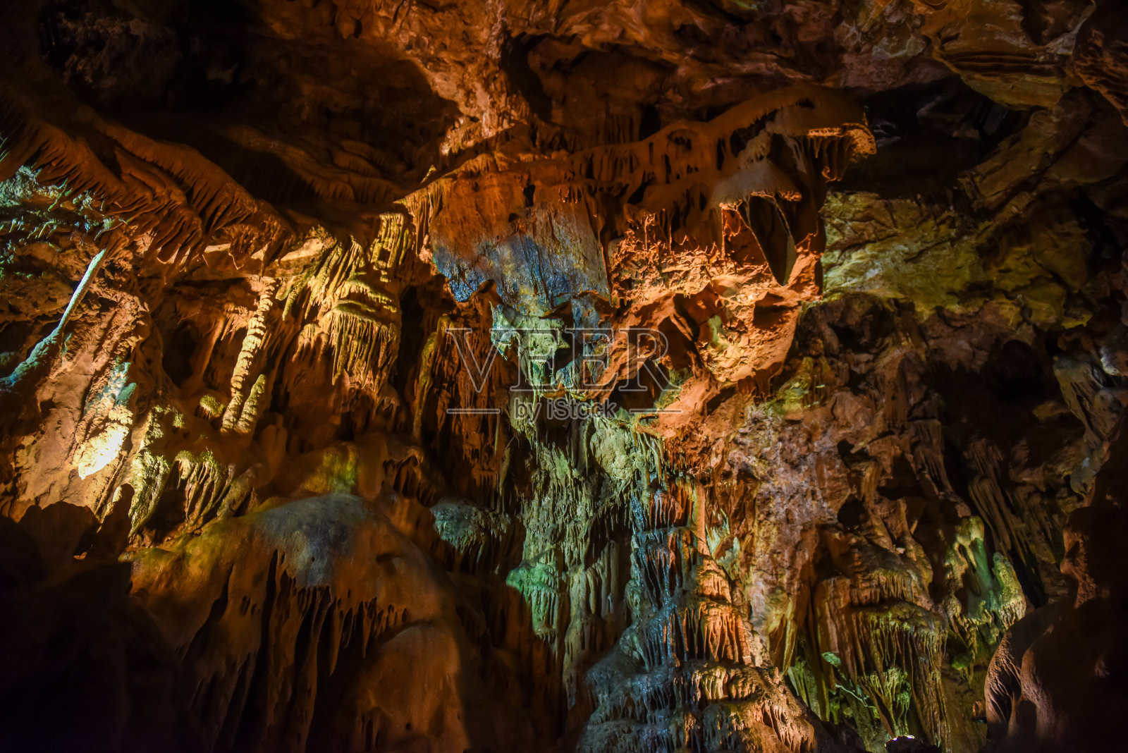 一个美丽的洞穴，巨大的石笋和钟乳石柱照片摄影图片