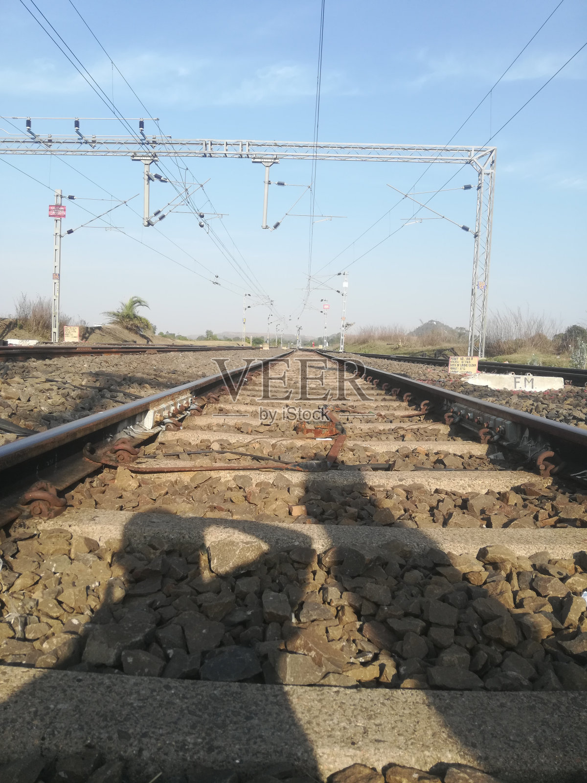 有人影的铁轨视图照片摄影图片