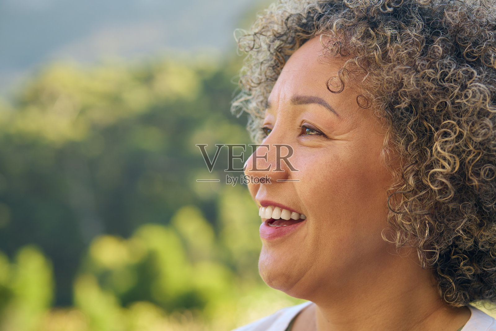 站在乡村户外笑着的成熟女人的特写肖像照片摄影图片