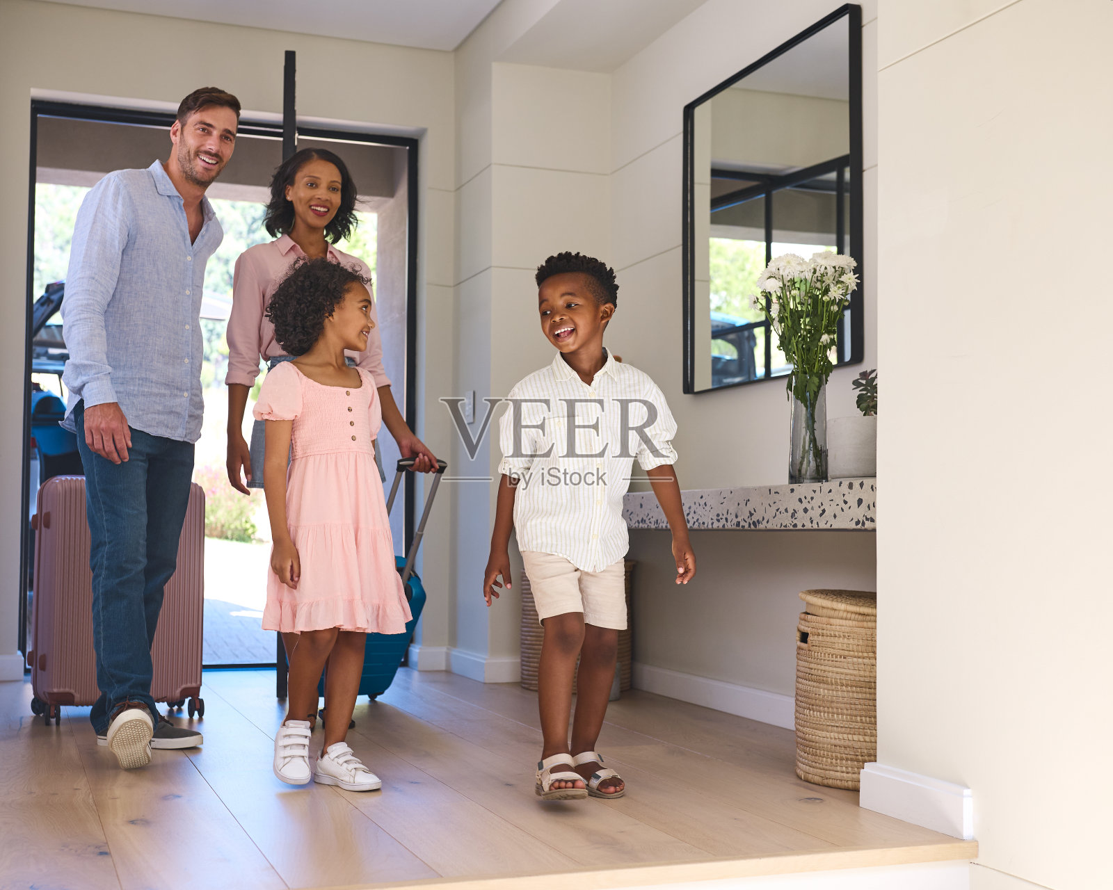 兴奋的多种族家庭带着行李到达房子或公寓准备暑假照片摄影图片