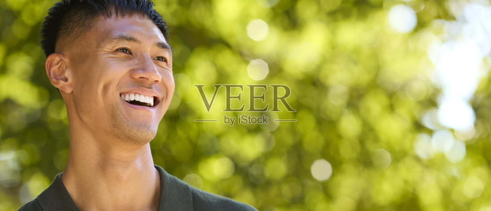 头部和肩部的肖像，微笑的男人在乡村放松，看镜头外照片摄影图片