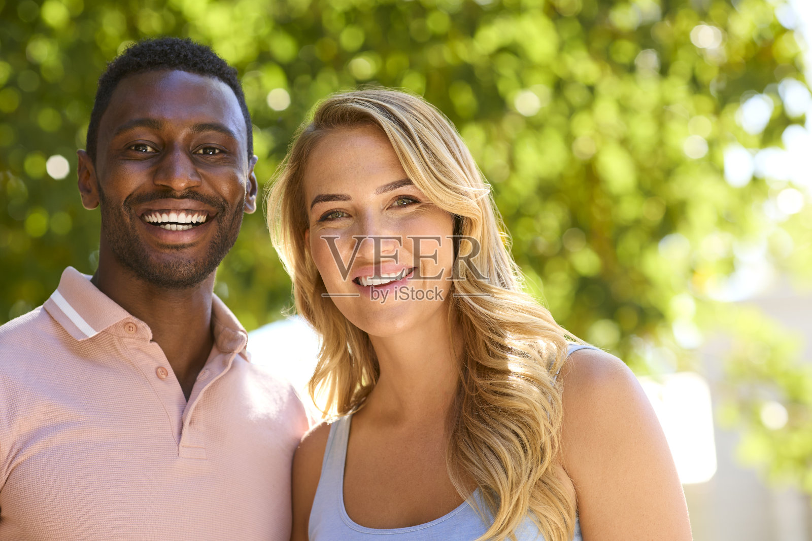 亲密的多种族夫妇或朋友在野外拥抱在一起的特写肖像照片摄影图片