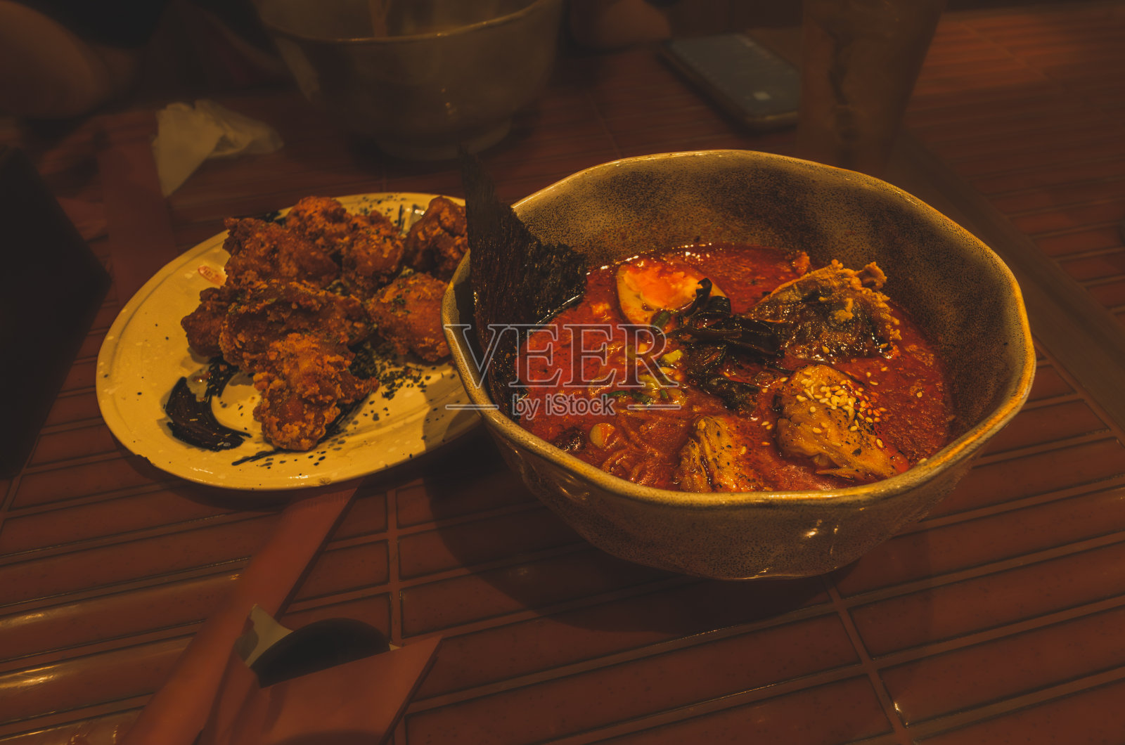 辣蟹拉面和卡拉奇。照片摄影图片