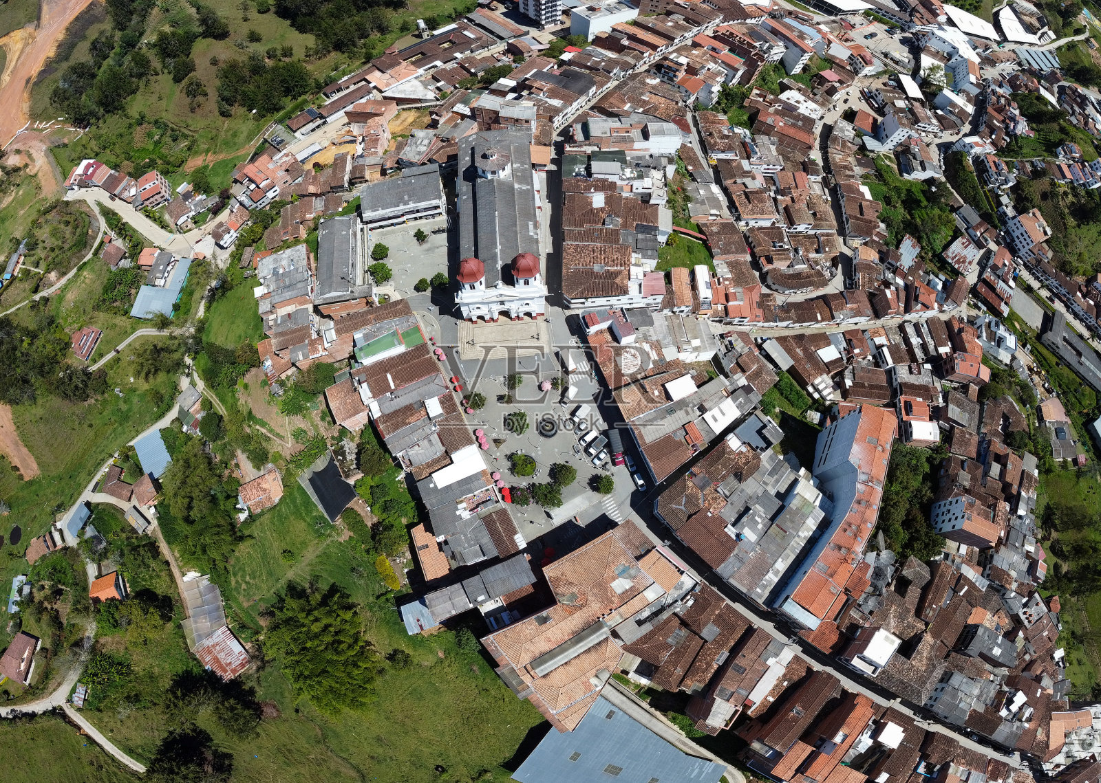 圣文森特·费雷尔。它的源头距离麦德林市48公里，无人机全景拍摄。照片摄影图片