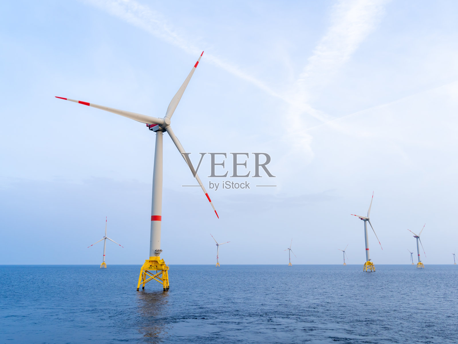 海上风电场中的风力涡轮机。海上绿色能源。照片摄影图片