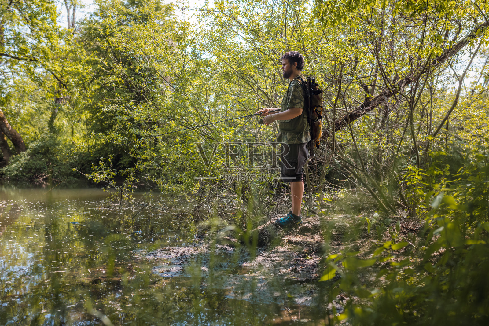 在河岸休闲钓鱼照片摄影图片