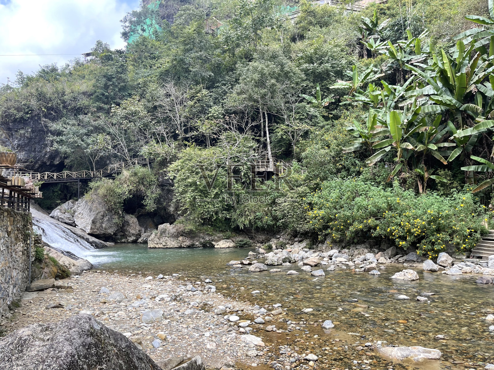 越南萨帕村山上的天然瀑布和溪流照片摄影图片