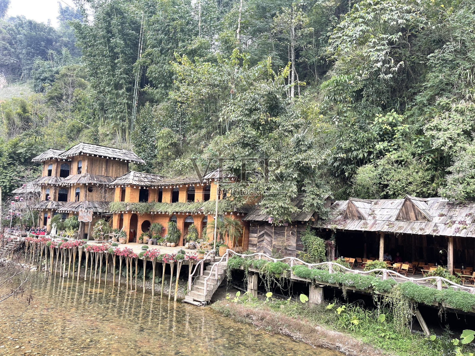 越南萨帕村山上的天然瀑布和溪流照片摄影图片