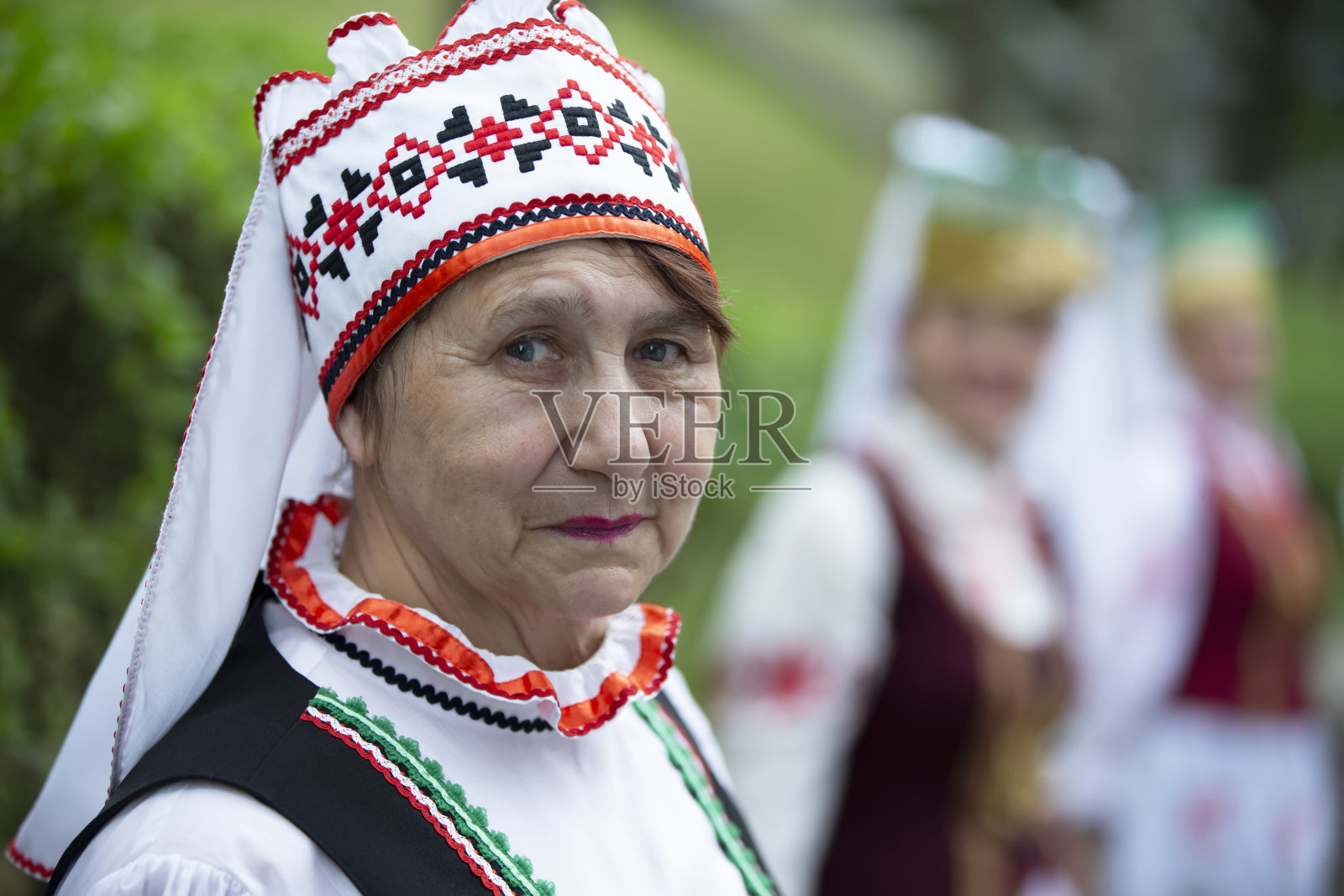 一位身穿白俄罗斯民族服装的斯拉夫老妇人。照片摄影图片