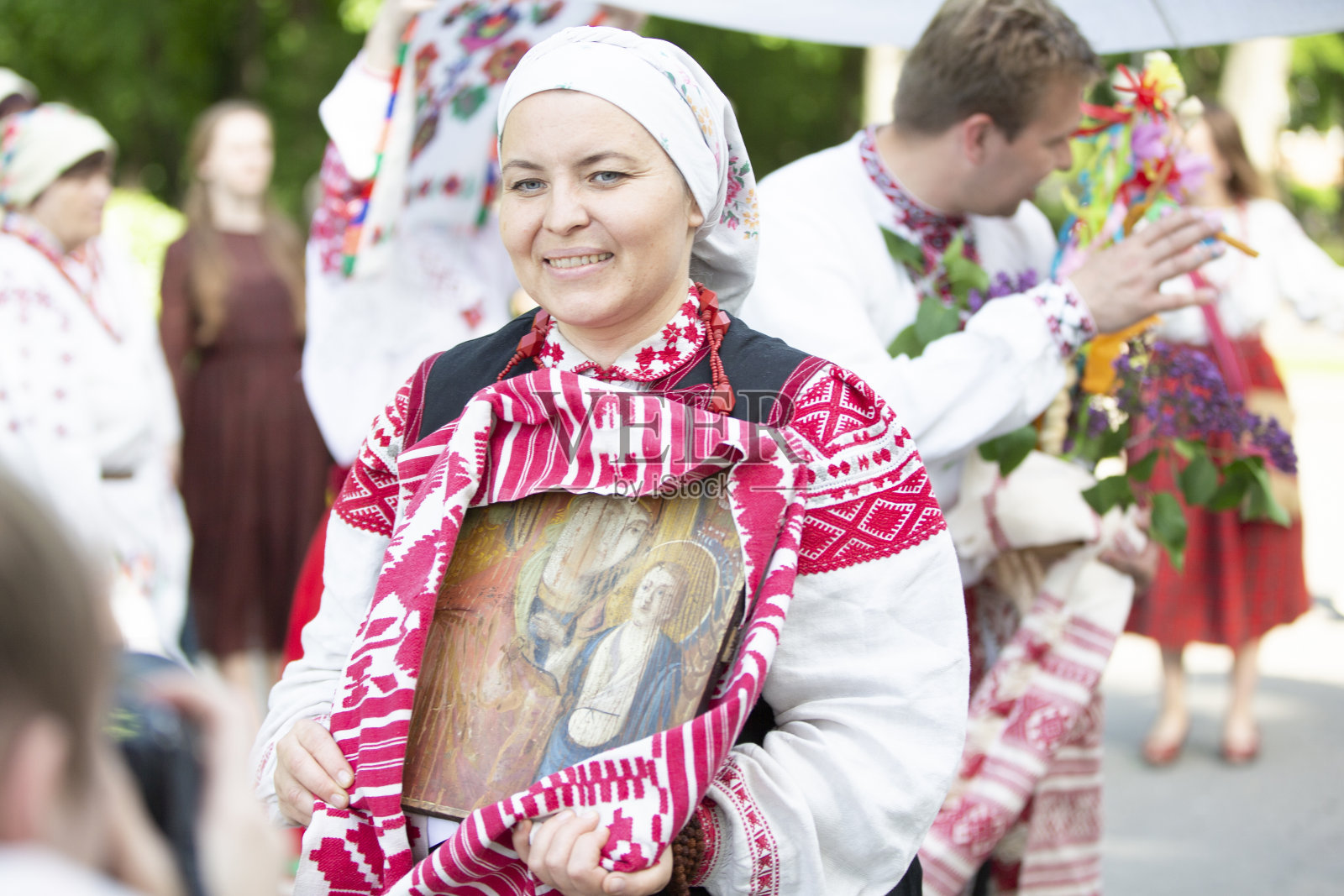 身穿白俄罗斯民族服装的人们正在进行民族仪式。照片摄影图片