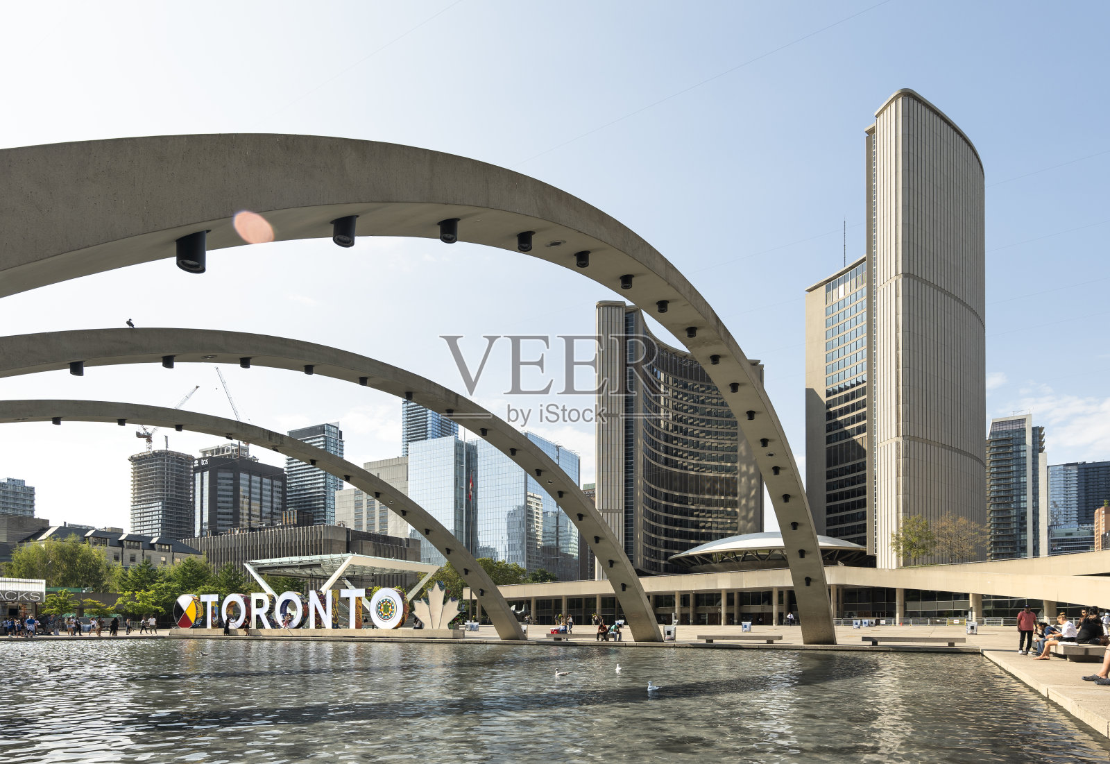 加拿大安大略省多伦多内森菲利普斯广场和市政厅的多伦多标志照片摄影图片