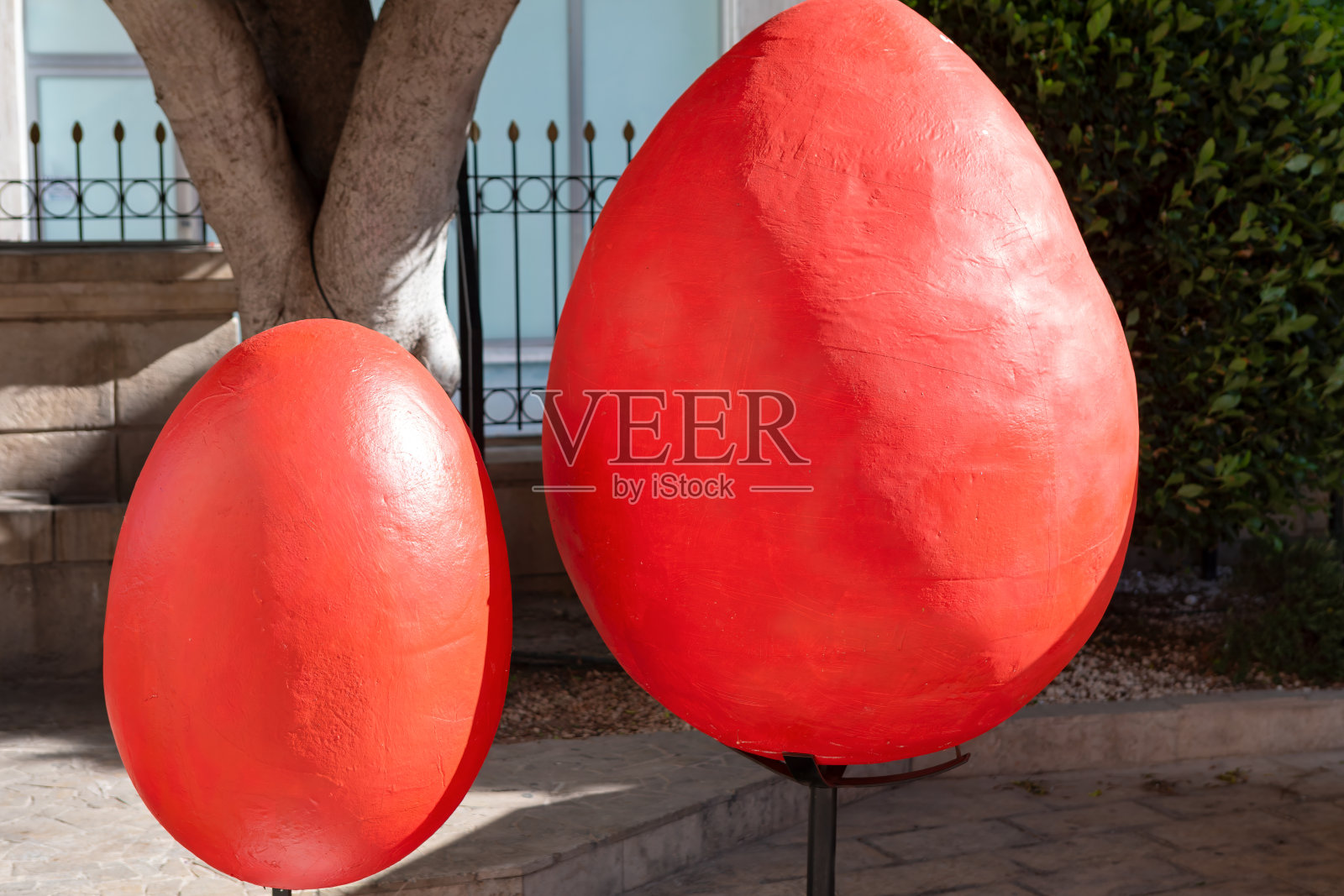 街道装饰的大红色复活节彩蛋照片摄影图片