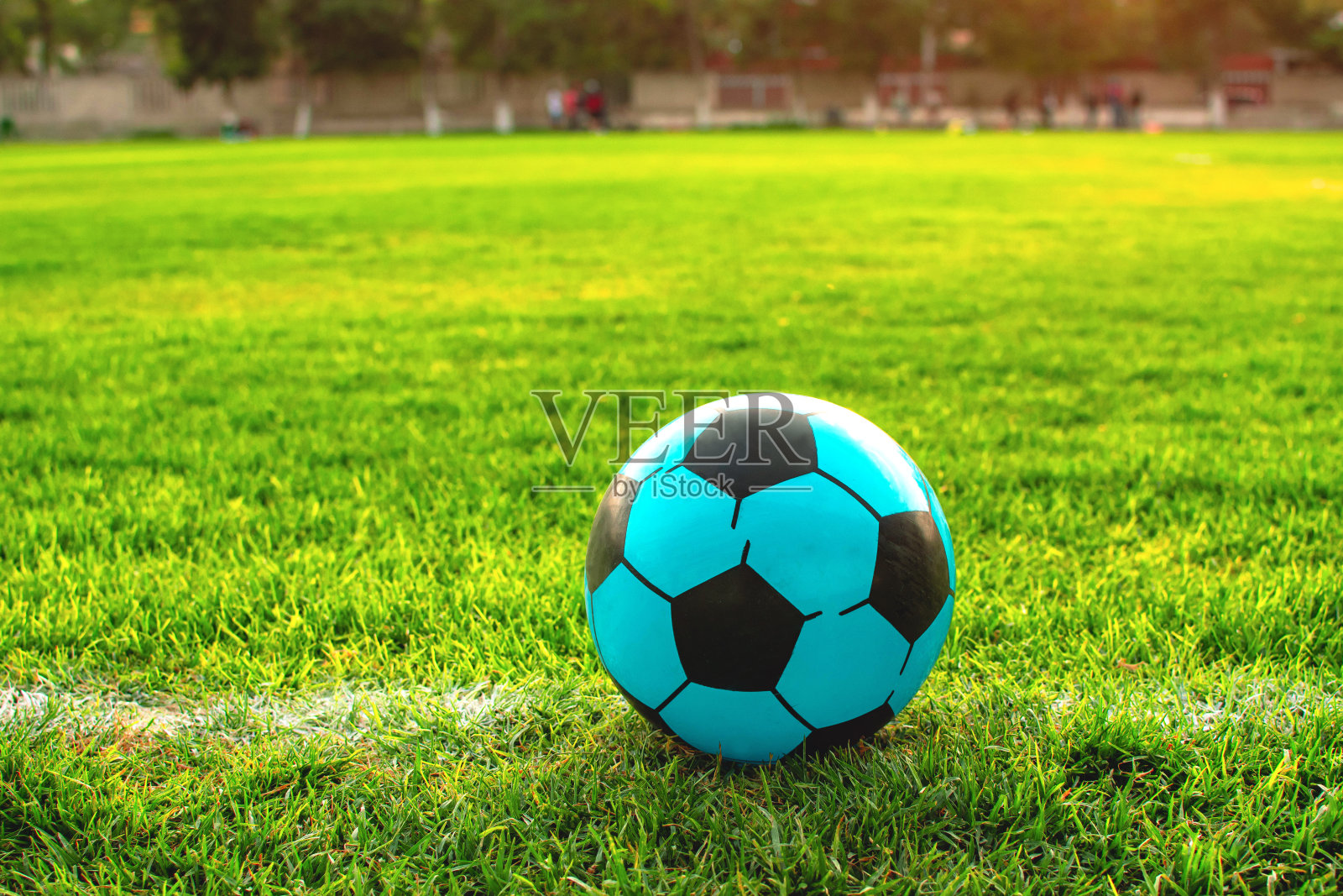 足球场上的蓝色足球横版图片照片摄影图片