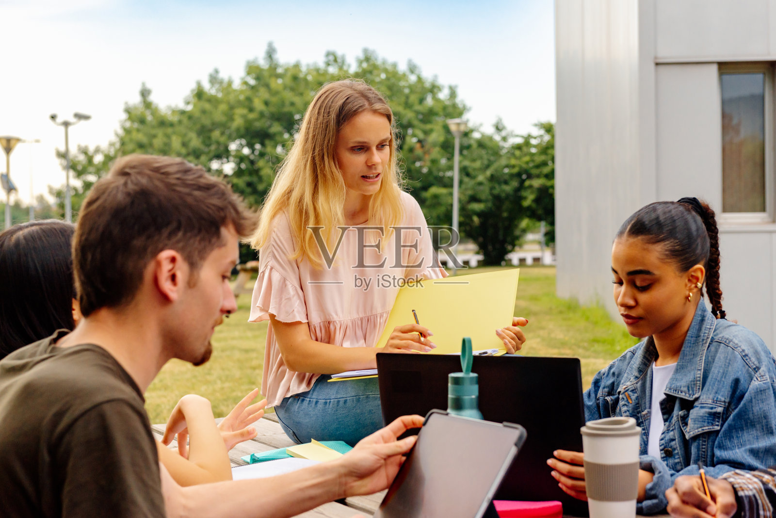 年轻学生的多种族群体照片摄影图片