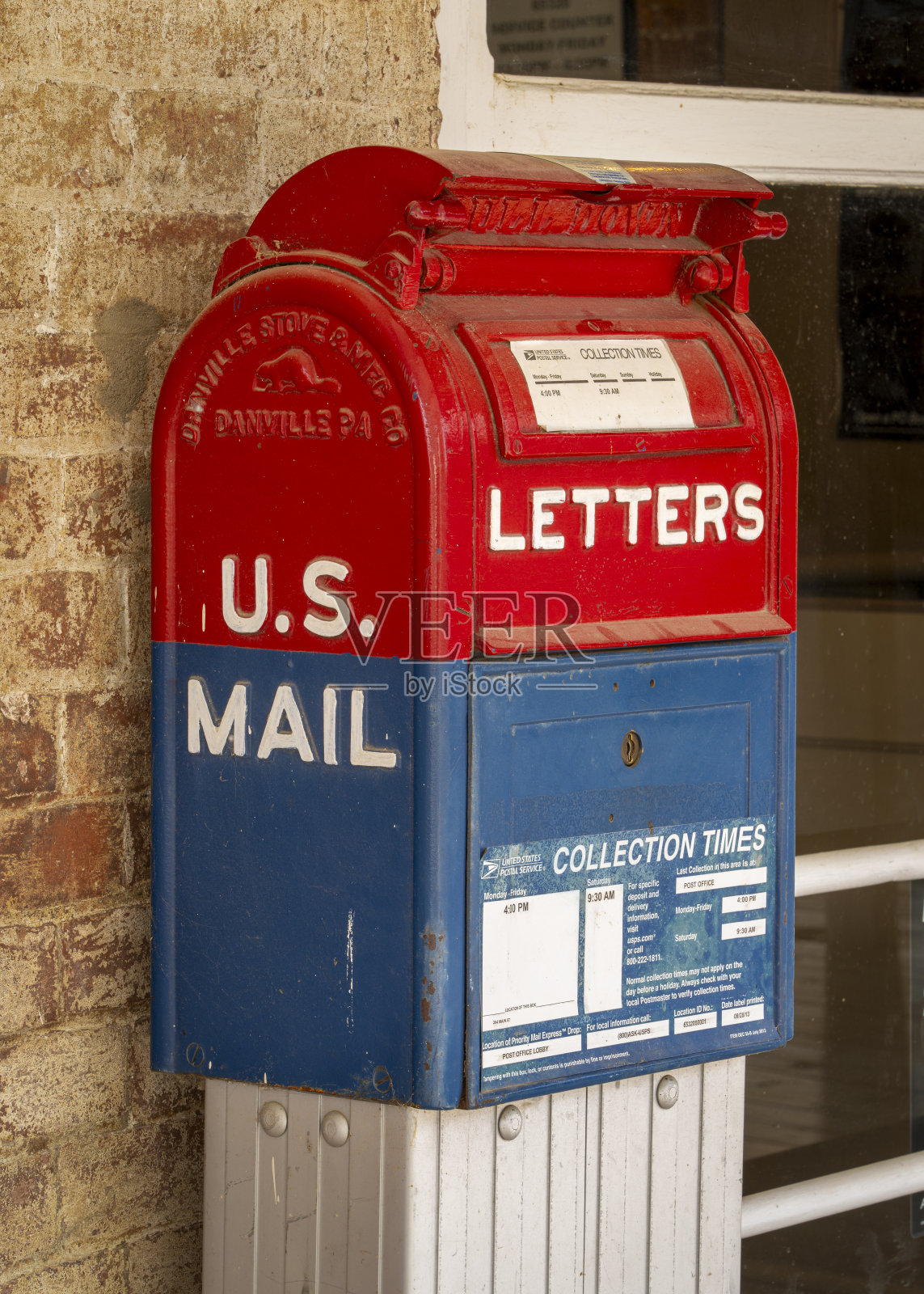 美国邮局前的老式邮箱，上面有收集信件的时间。照片摄影图片