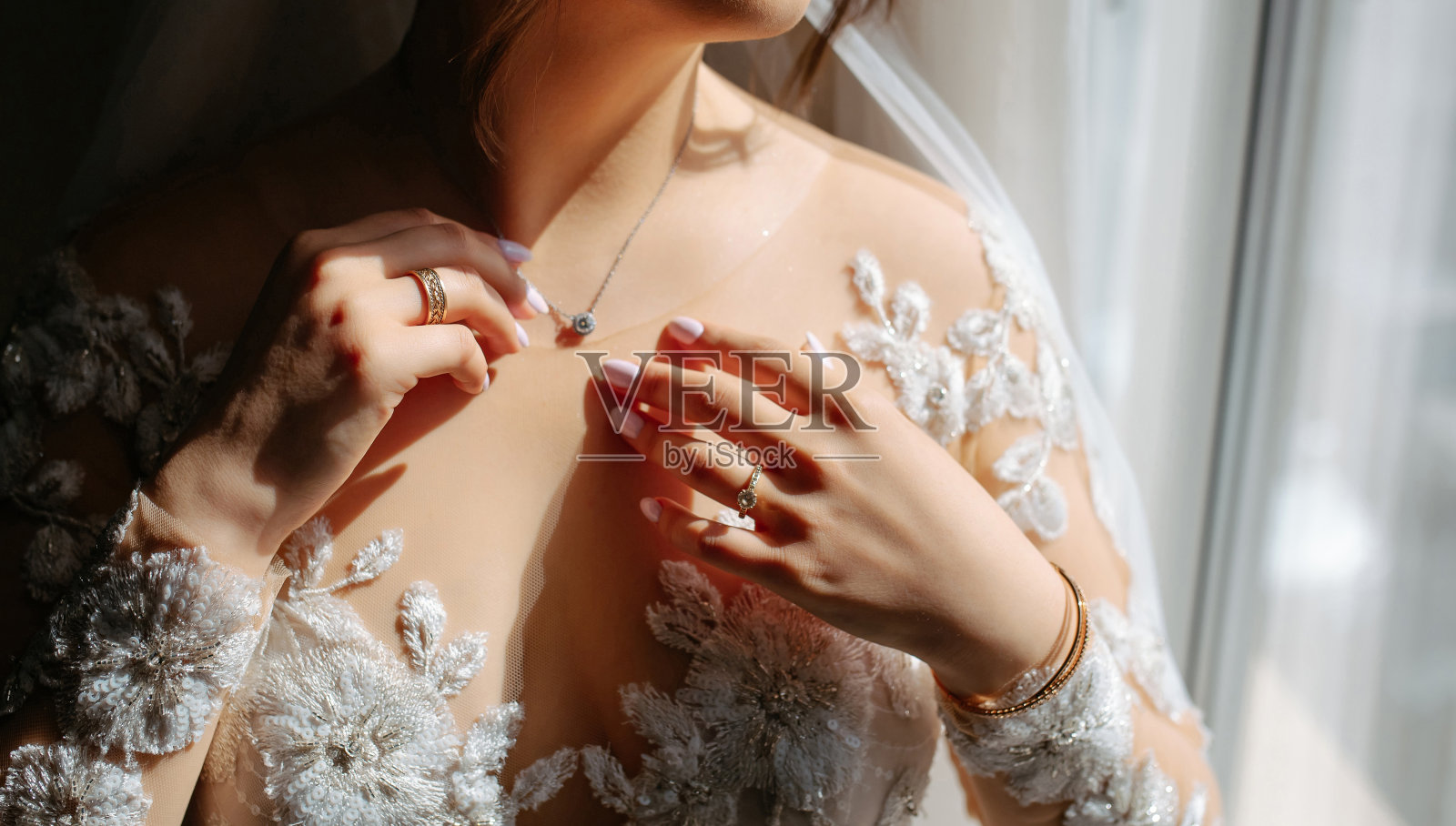 新娘的手整理项链照片摄影图片