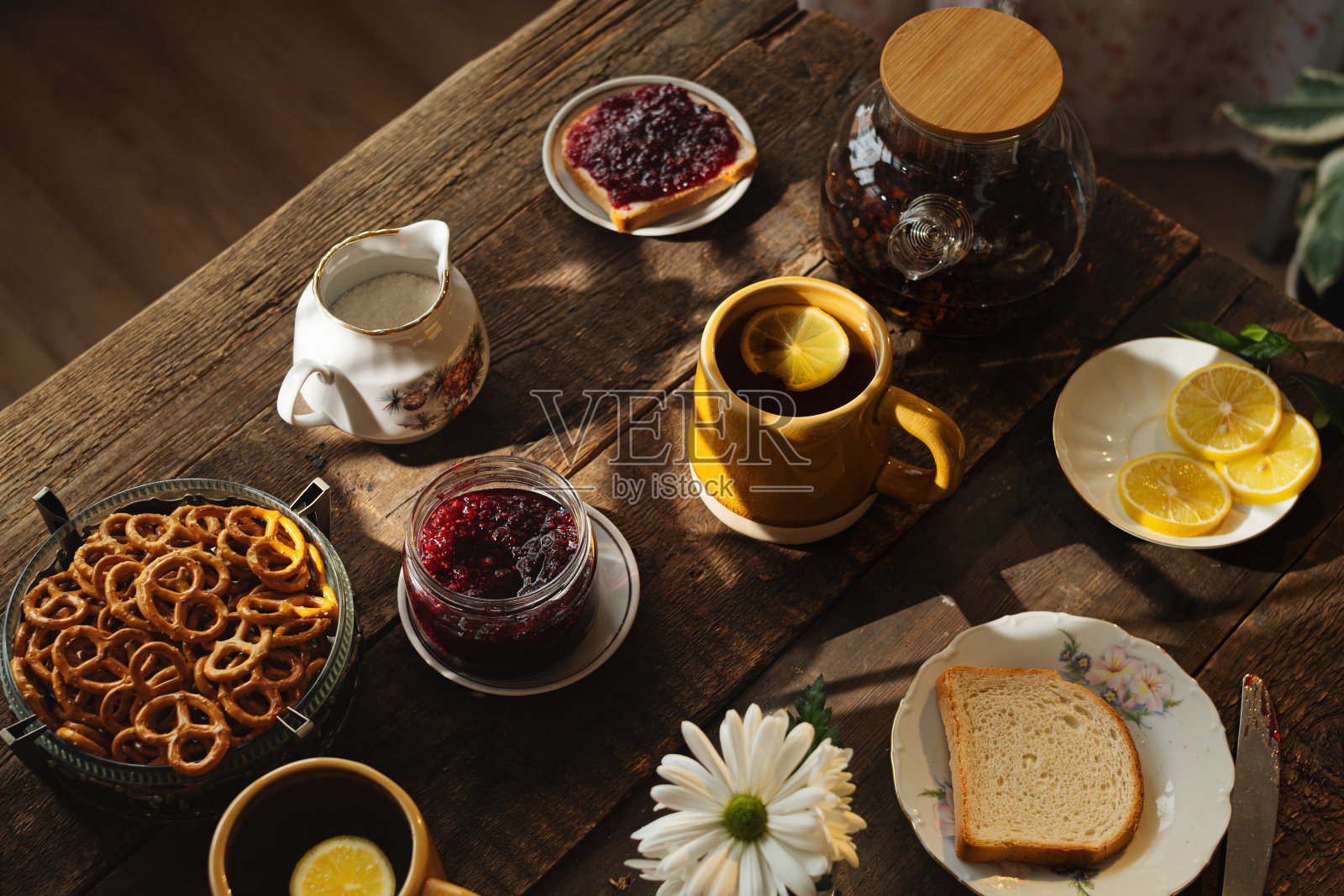 桌子上有一杯茶和各种各样的早餐。照片摄影图片