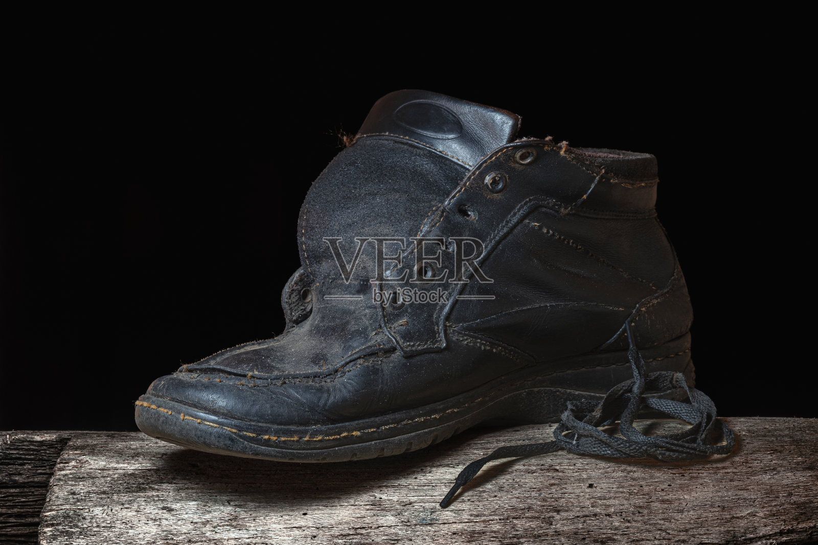 被遗弃的旧鞋照片摄影图片