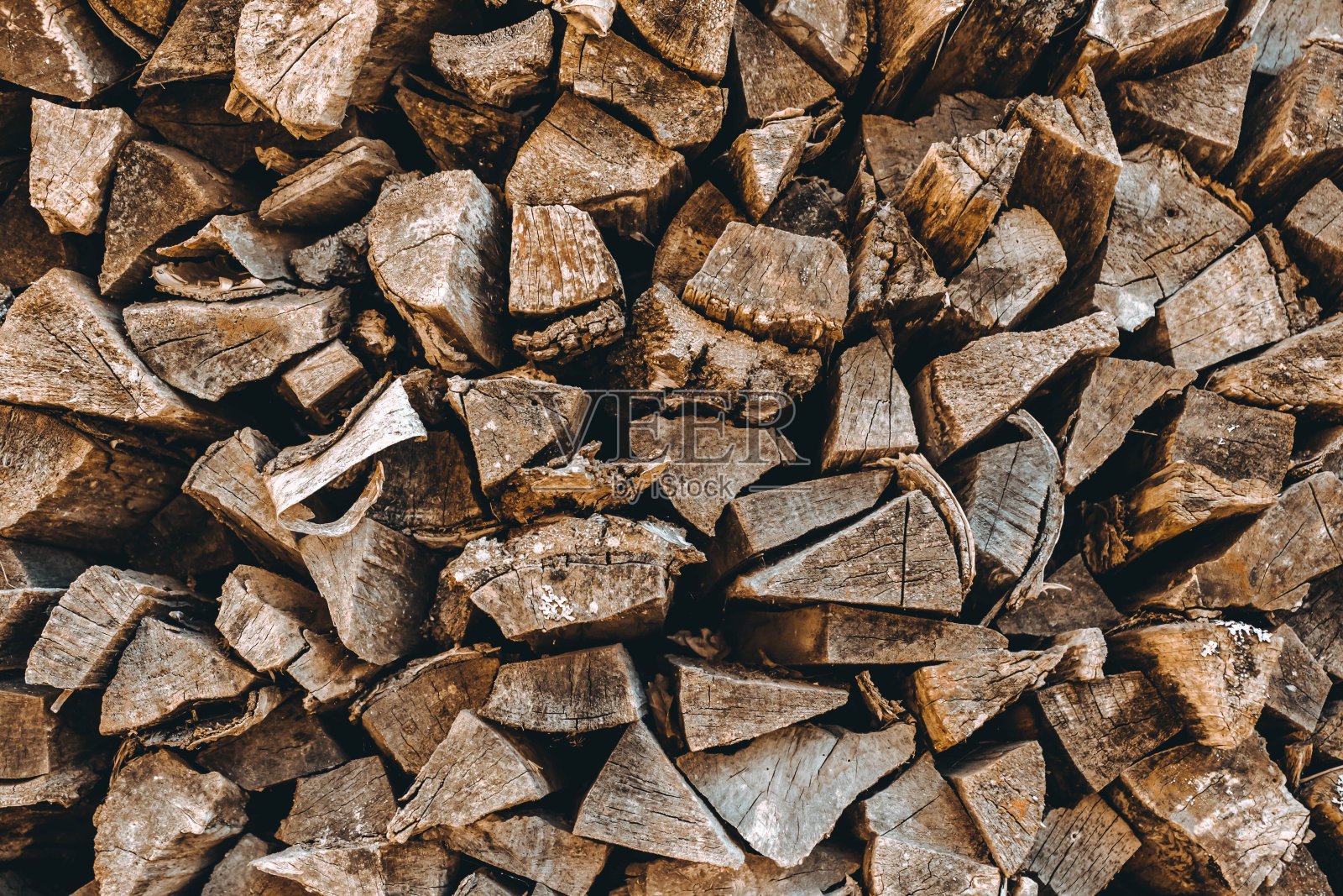 劈柴堆。柴堆墙。一堆又老又干的松林。棕色纹理背景。天然固体燃料资源。冬天准备。农村的模式。乡村风格的细节。木工照片摄影图片