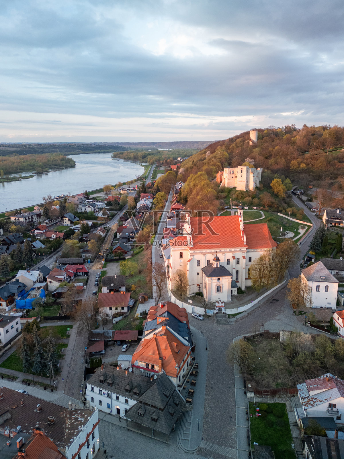 日落时波兰维斯瓦河畔卡齐米日多尔尼的法拉罗马天主教堂照片摄影图片