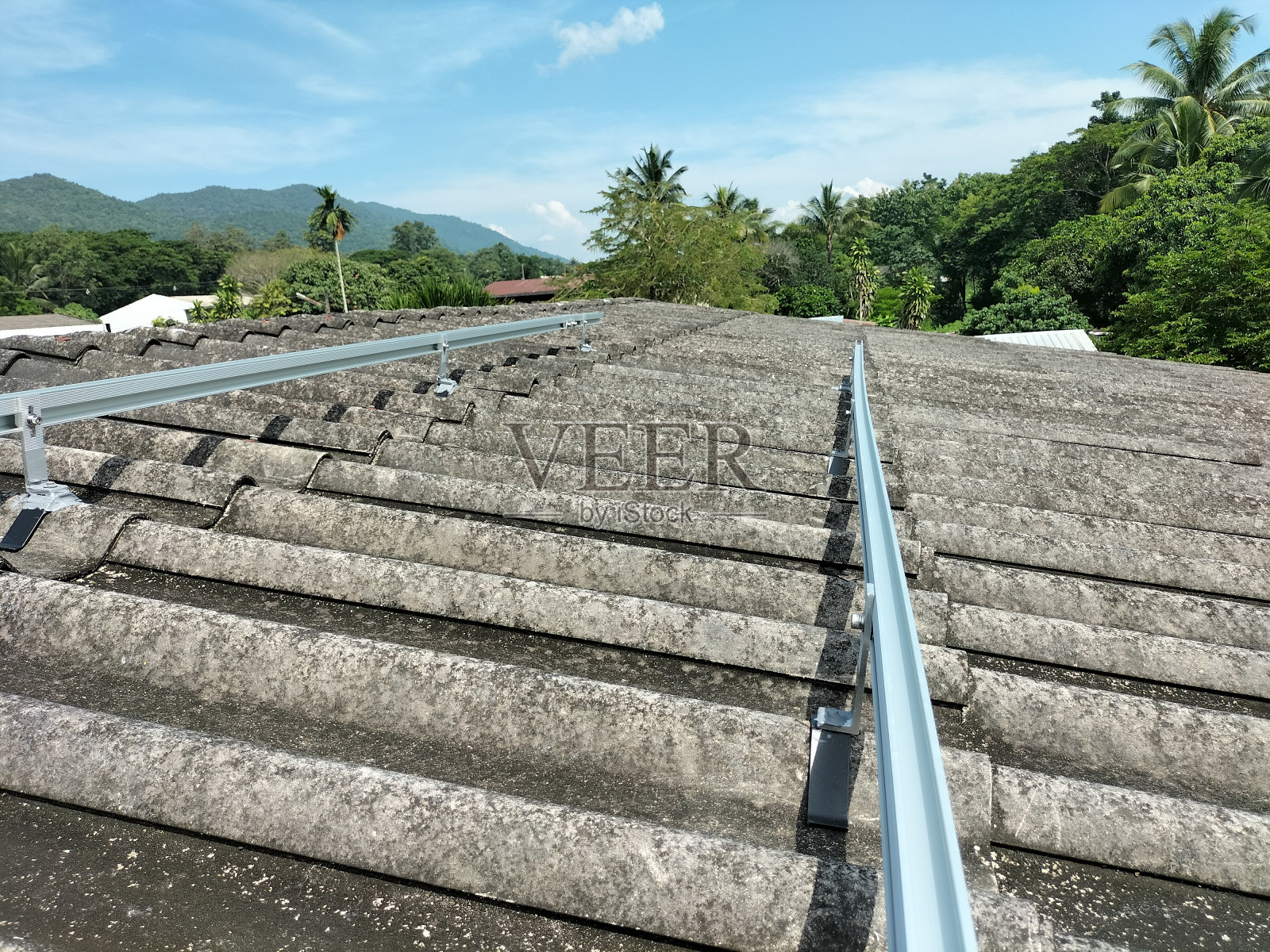 安装太阳能板安装件。照片摄影图片