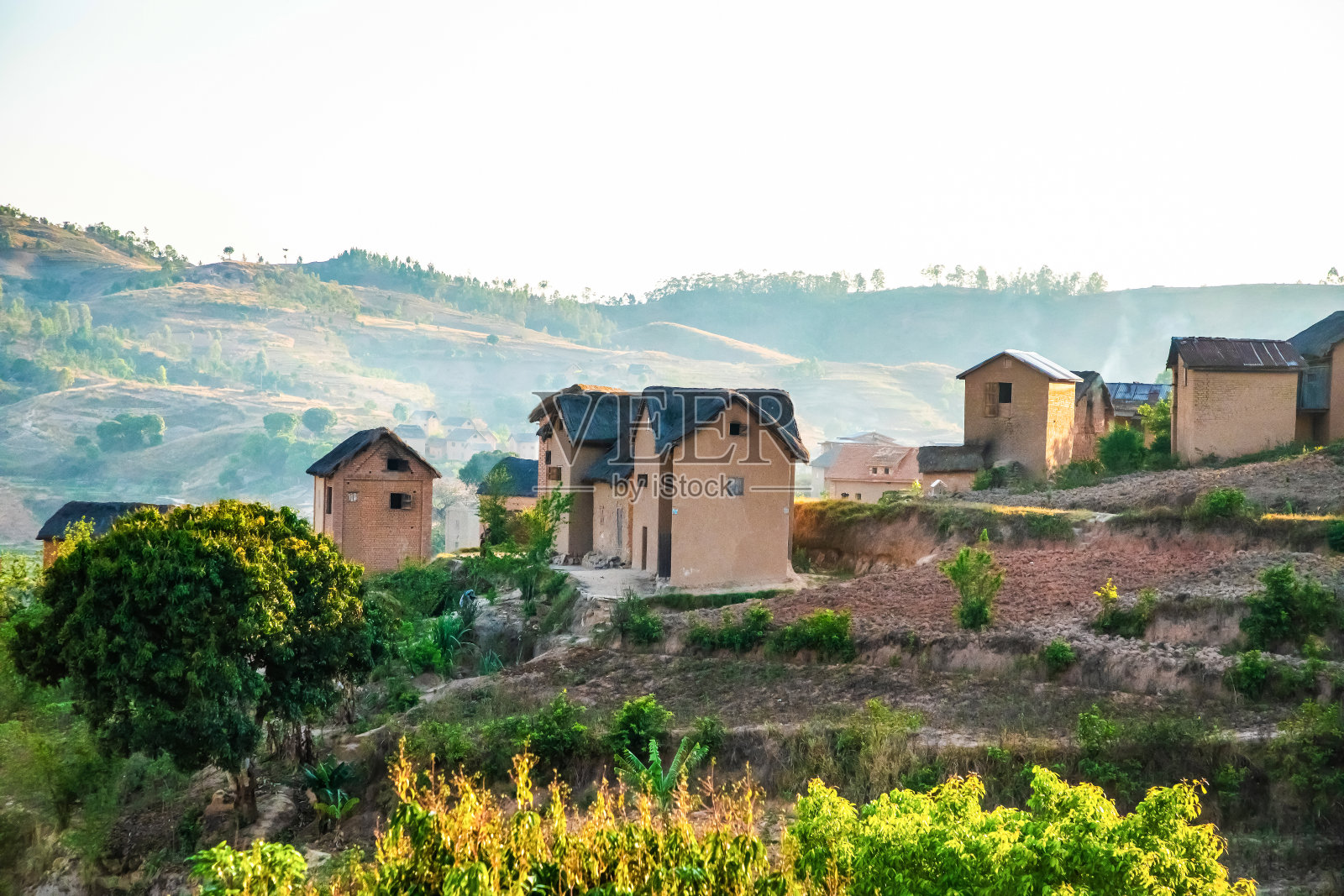 沿着国道的梯田和村庄照片摄影图片