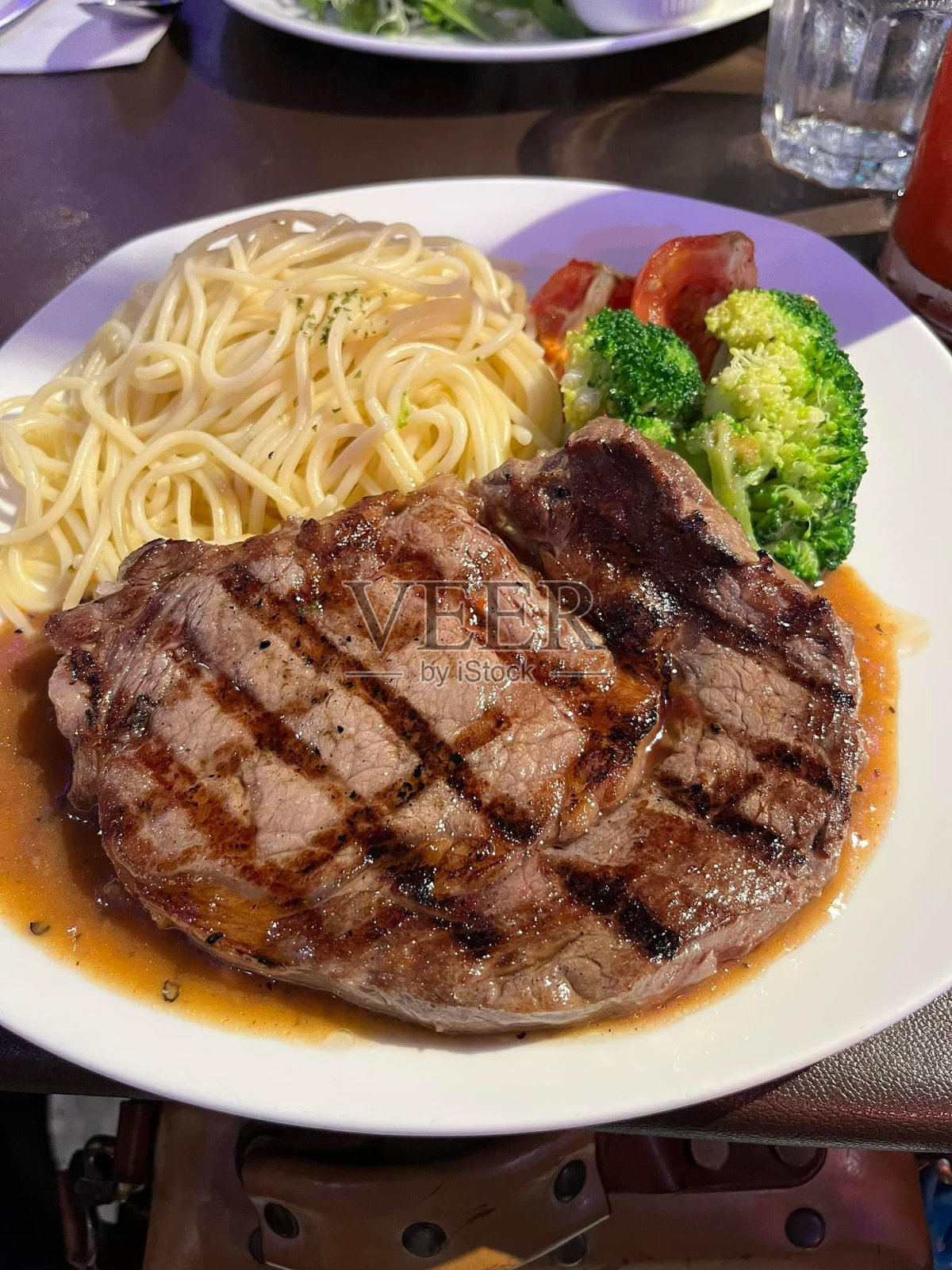 午餐配牛排照片摄影图片