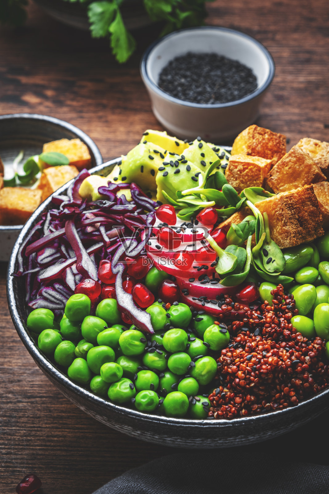 素食佛碗均衡饮食与豆腐，藜麦，蔬菜和豆类。木桌背景，俯视图照片摄影图片