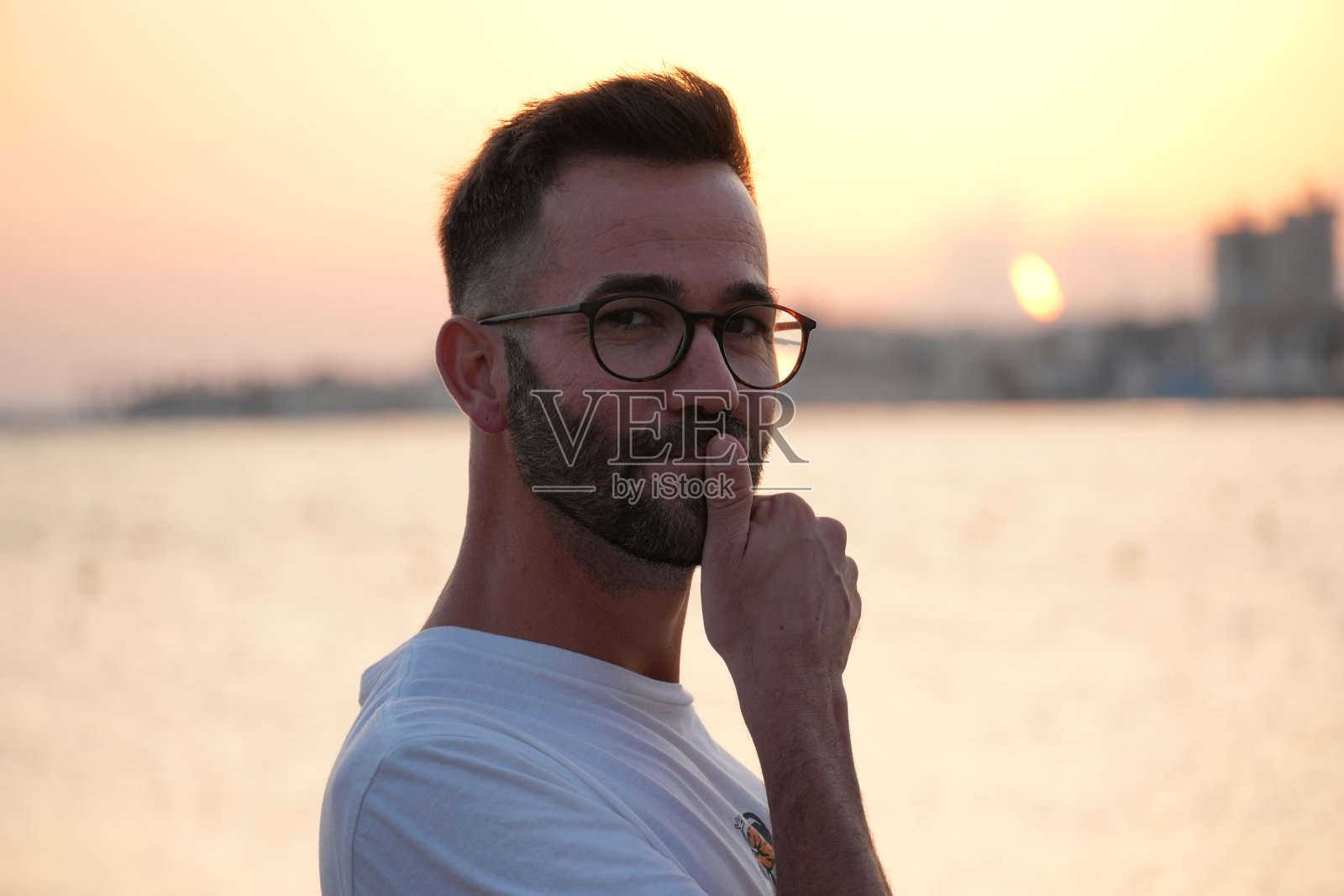 夕阳西下，人向他微笑。照片摄影图片