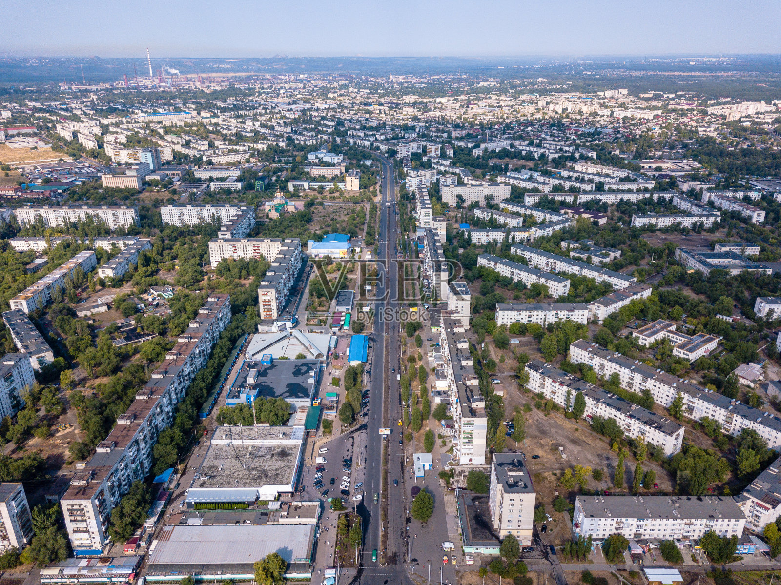 乌克兰小城市繁忙街道的鸟瞰图照片摄影图片