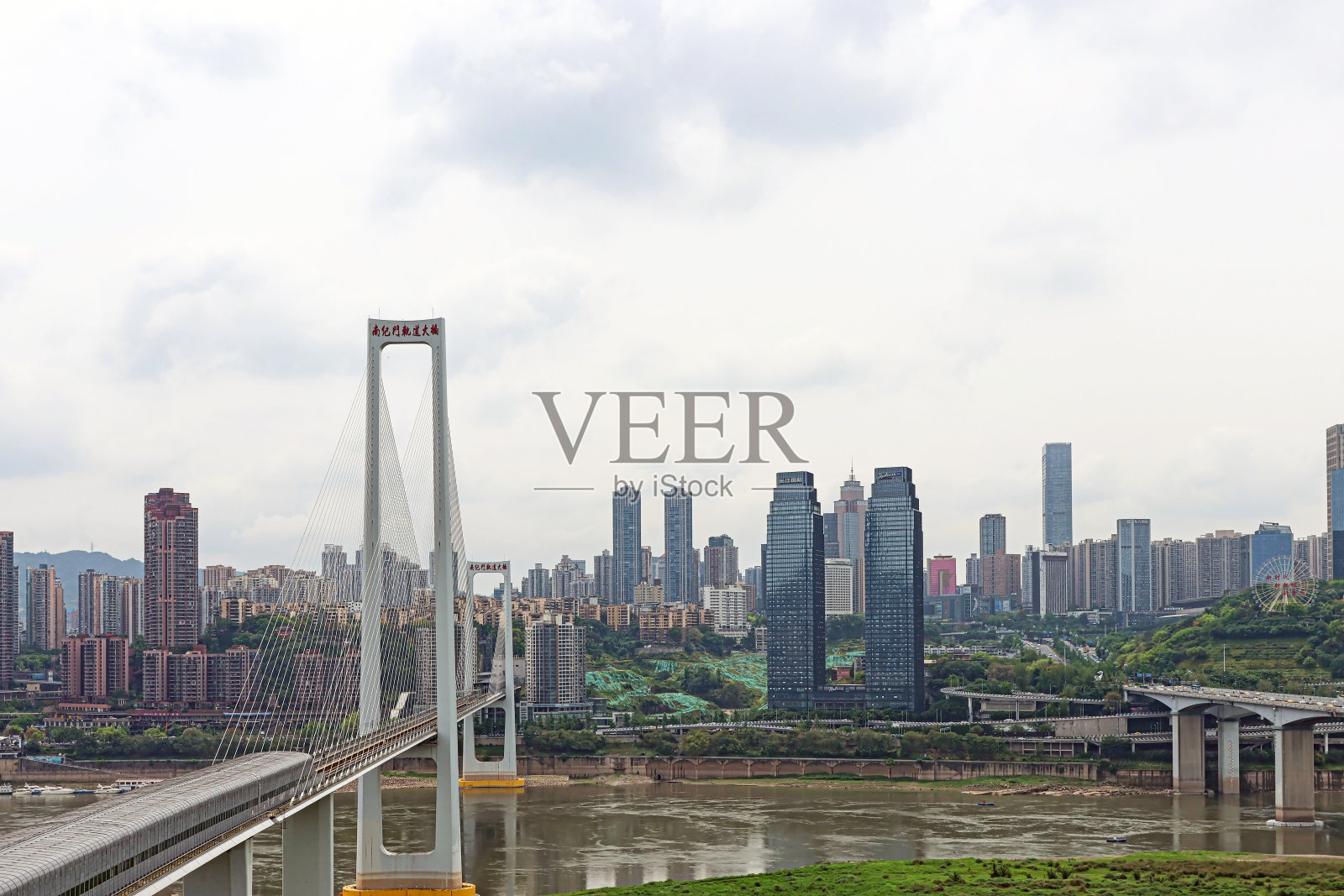 位于中国重庆的长江大桥照片摄影图片