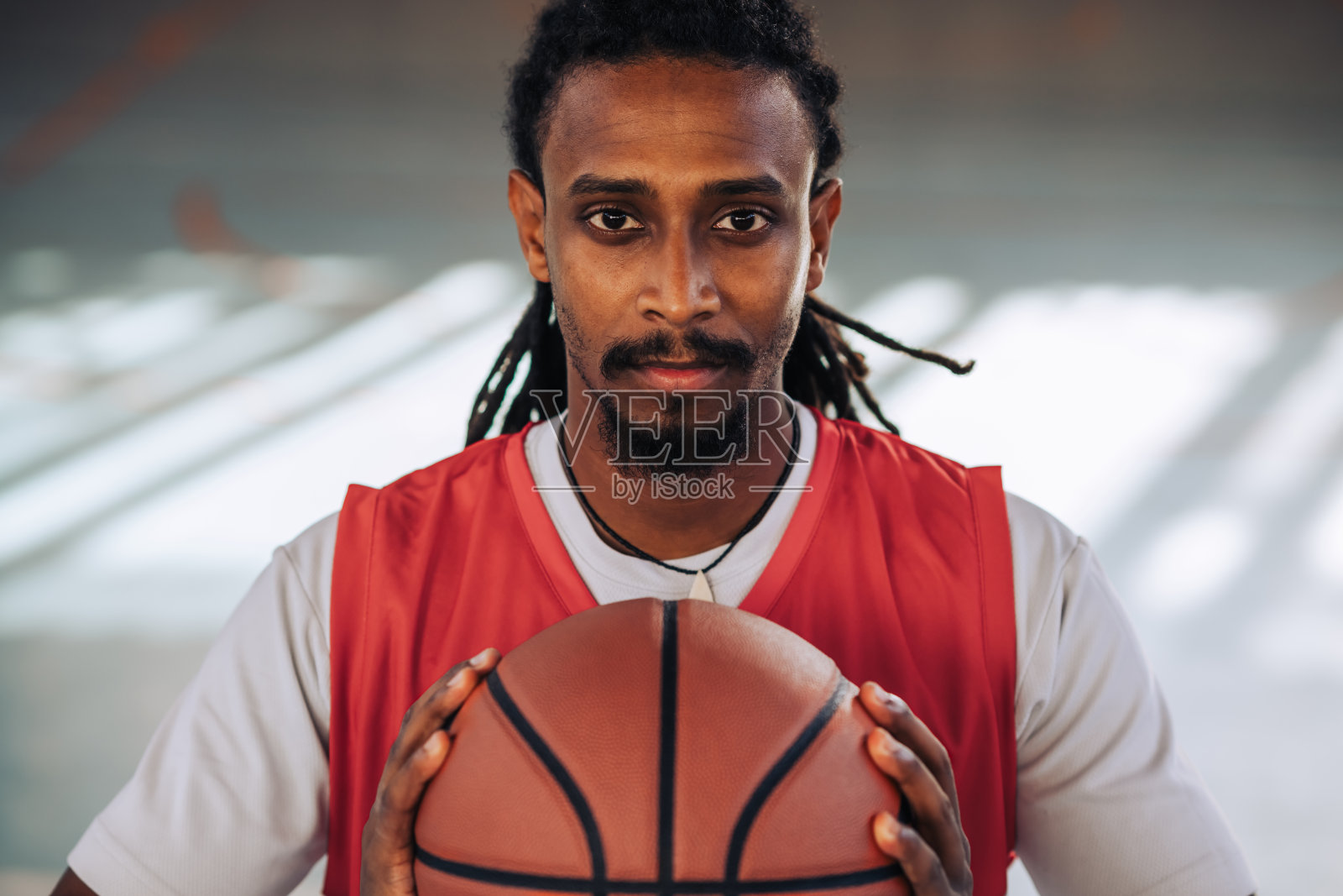 留着脏辫的阿拉伯男子篮球运动员手持篮球照片摄影图片