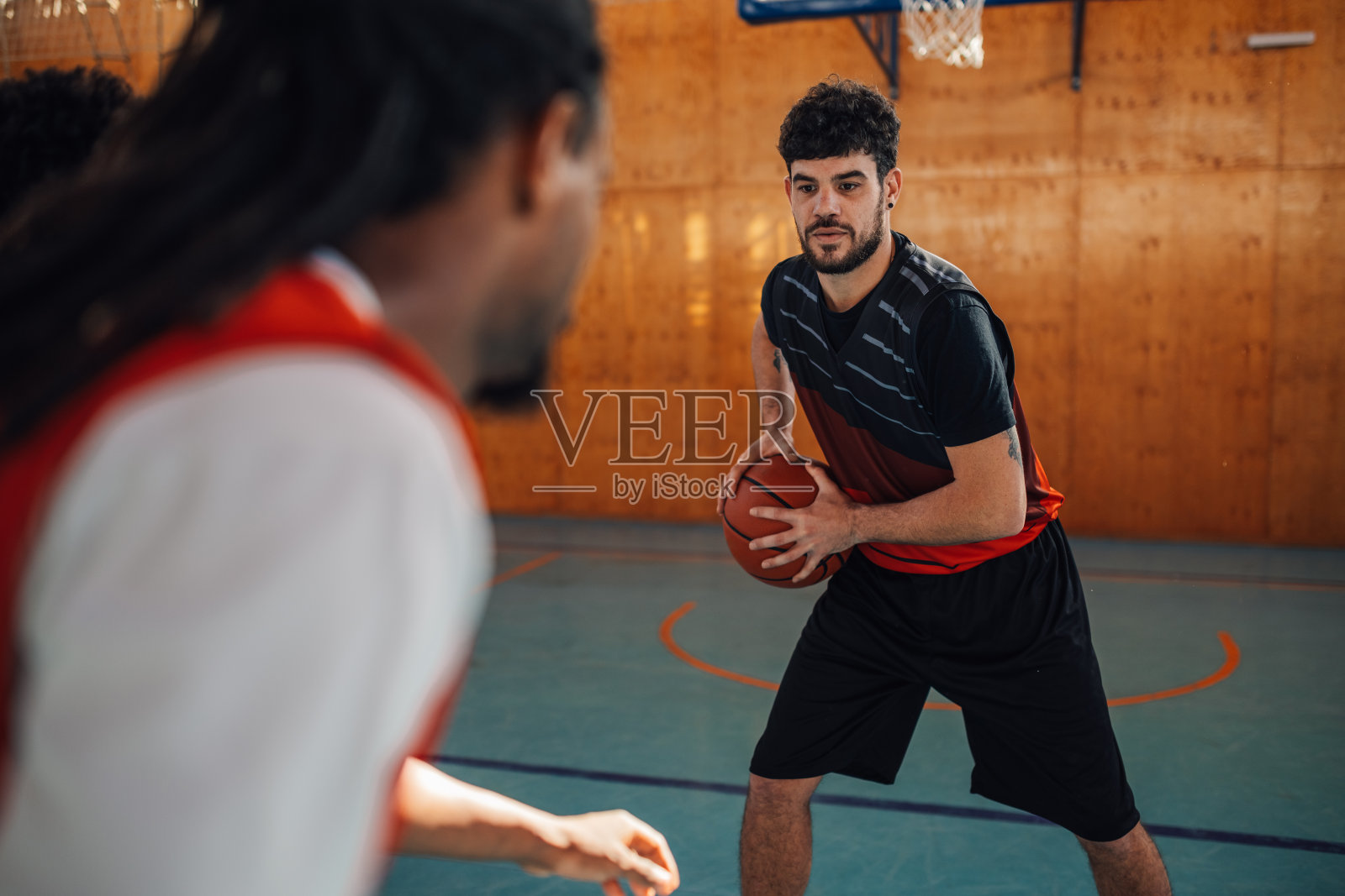 专业球员与多元化团队一同篮球比赛照片摄影图片