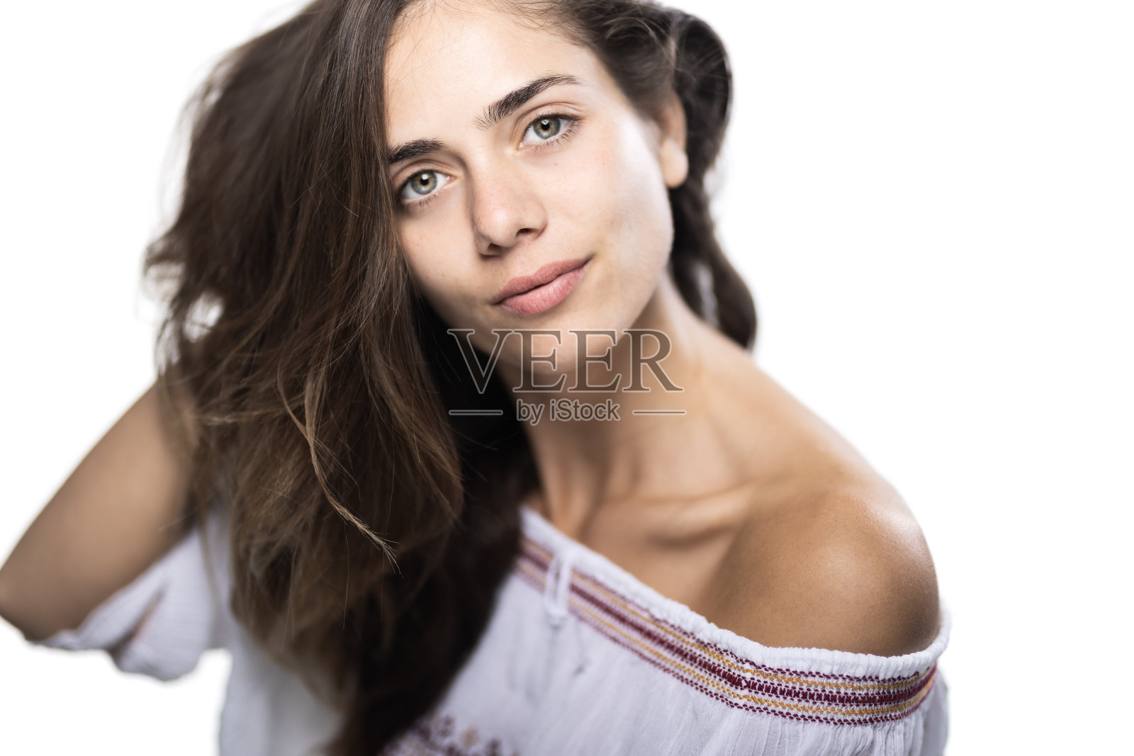 优雅的年轻女子，飘逸的头发，白色的画室布景照片摄影图片