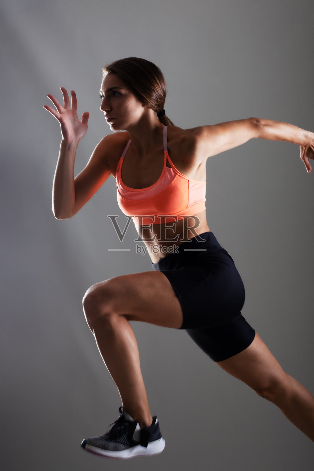 充满活力的年轻女子在运动，工作室肖像一个健康的运动女孩在运动服照片摄影图片