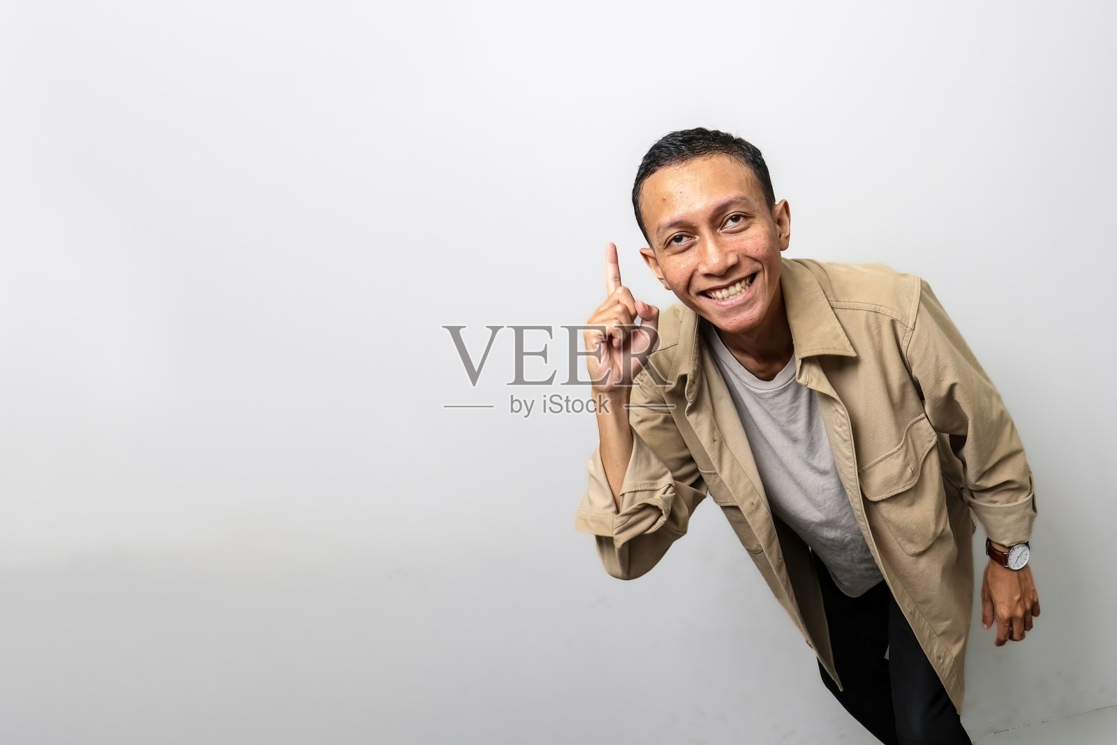 一个男人把食指向上举起，好像他得到一个想法或思想家照片摄影图片