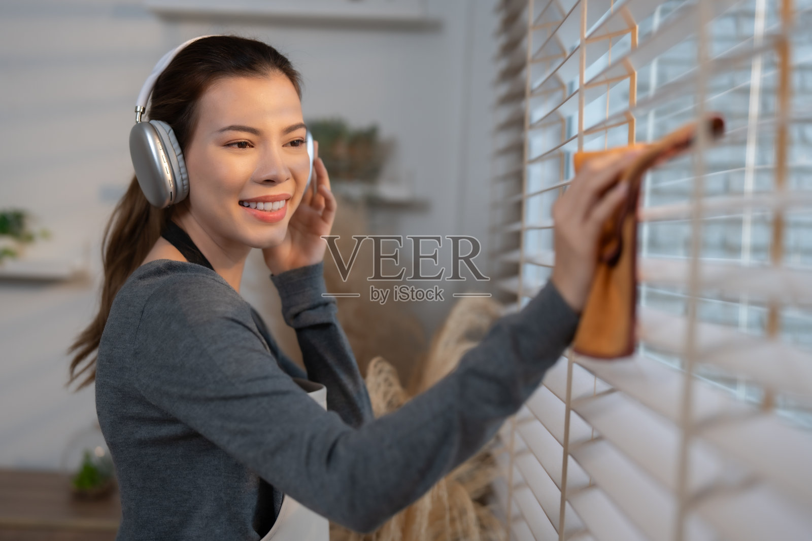 快乐的女人擦窗帘照片摄影图片