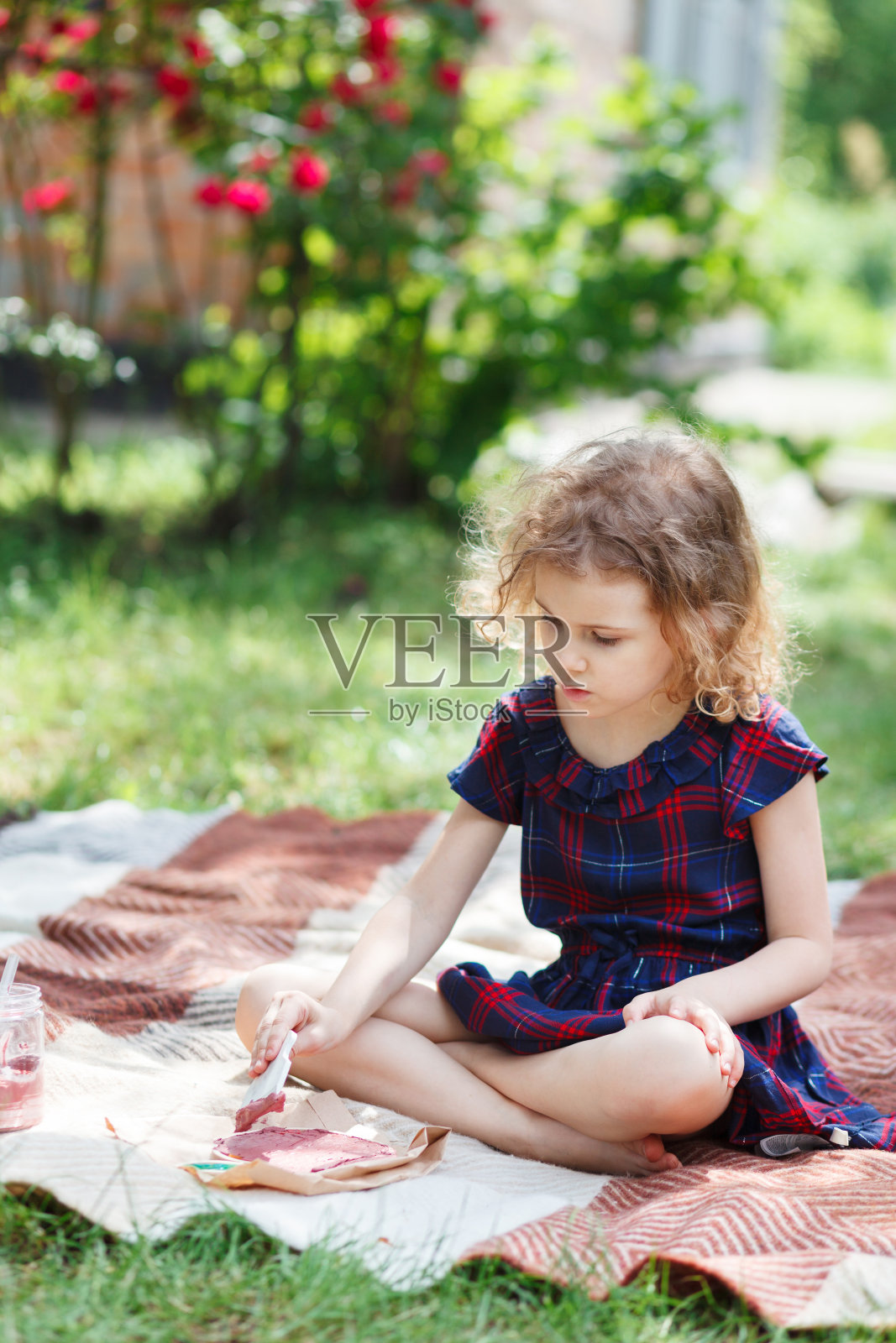 一个小女孩在空地上制作陶瓷马赛克产品。照片摄影图片