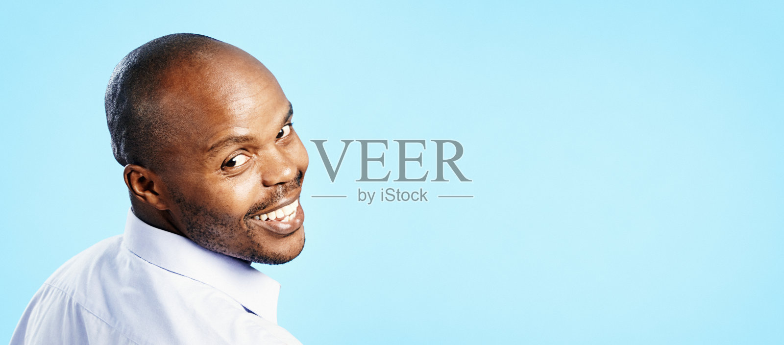 一个快乐的男人转过身，回头看着镜头照片摄影图片