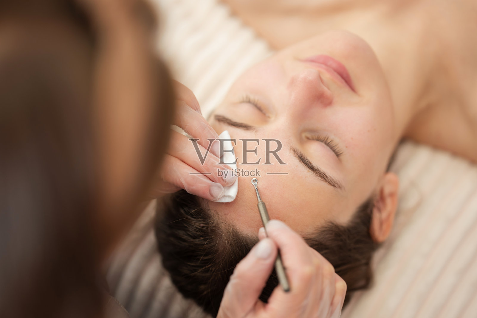 在美容院清洁毛孔和皮肤缺陷的专业美容程序照片摄影图片