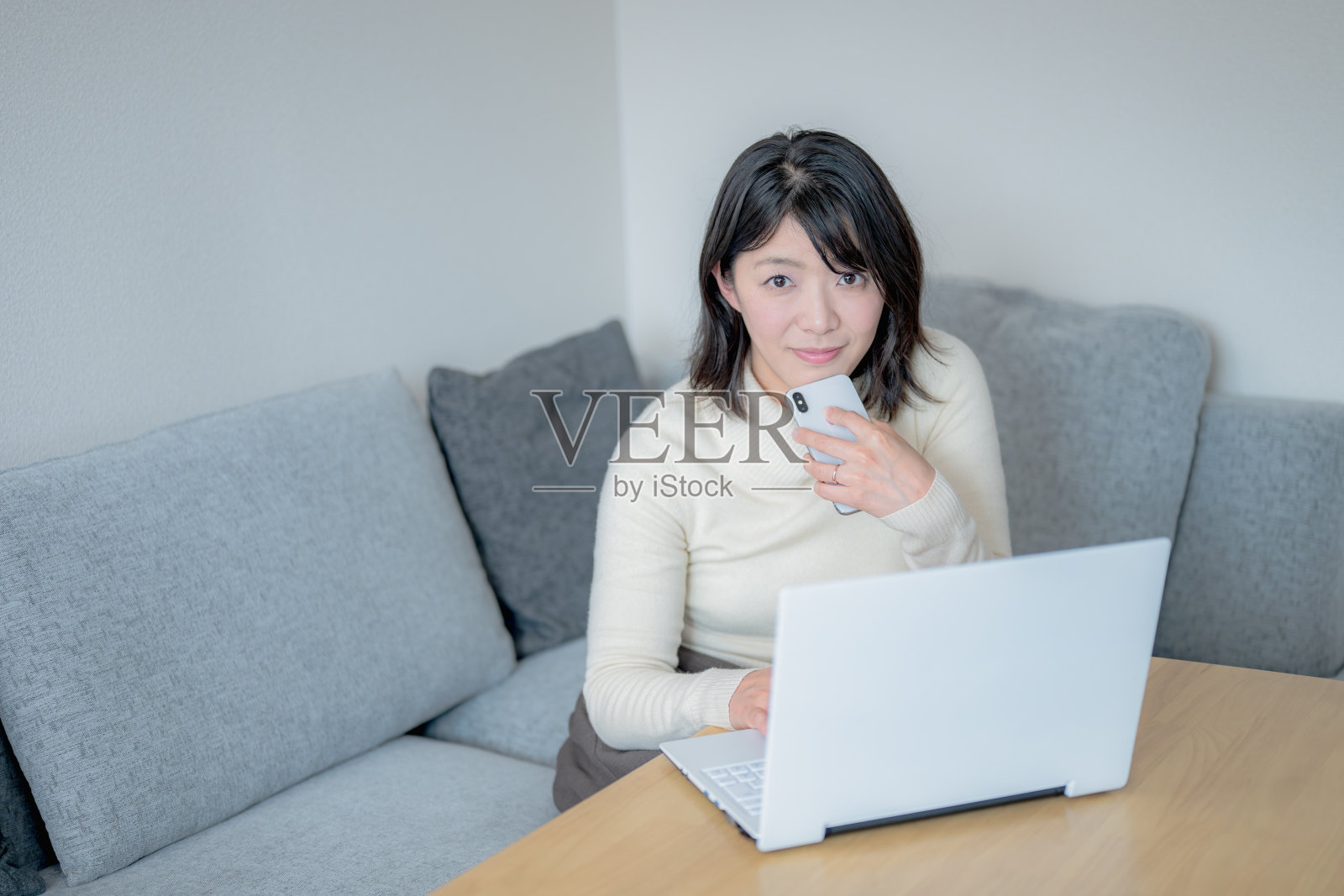 PC和女人照片摄影图片