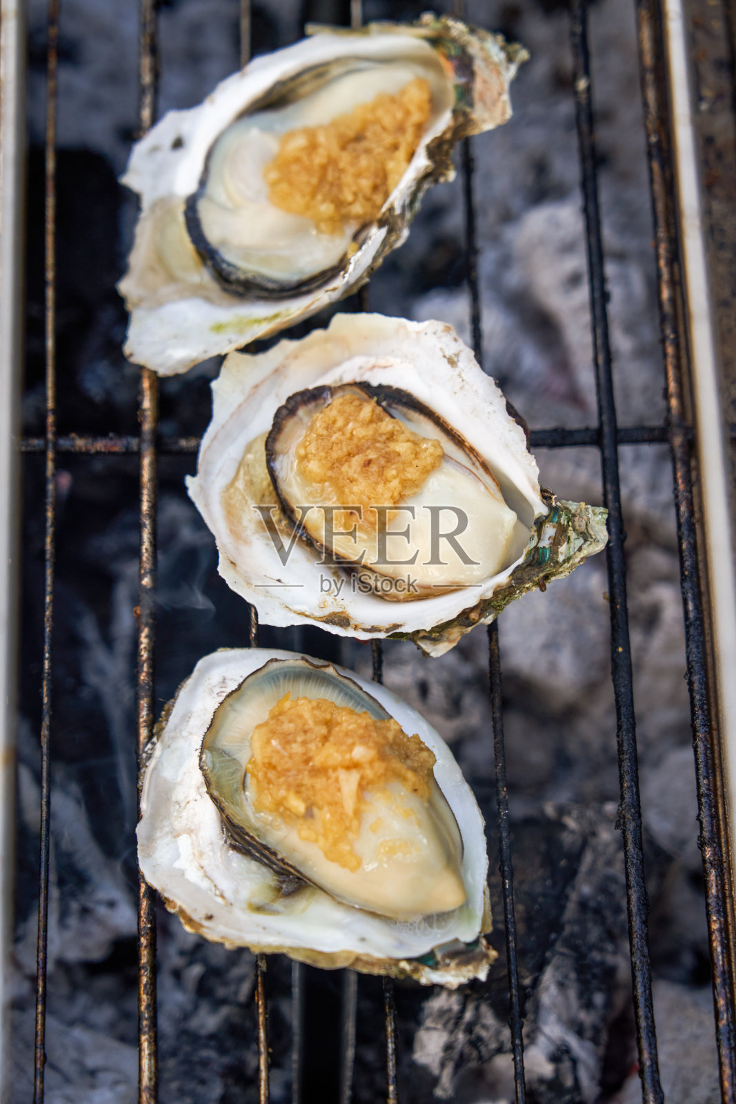 香甜可口的炭烤蒜香牡蛎照片摄影图片