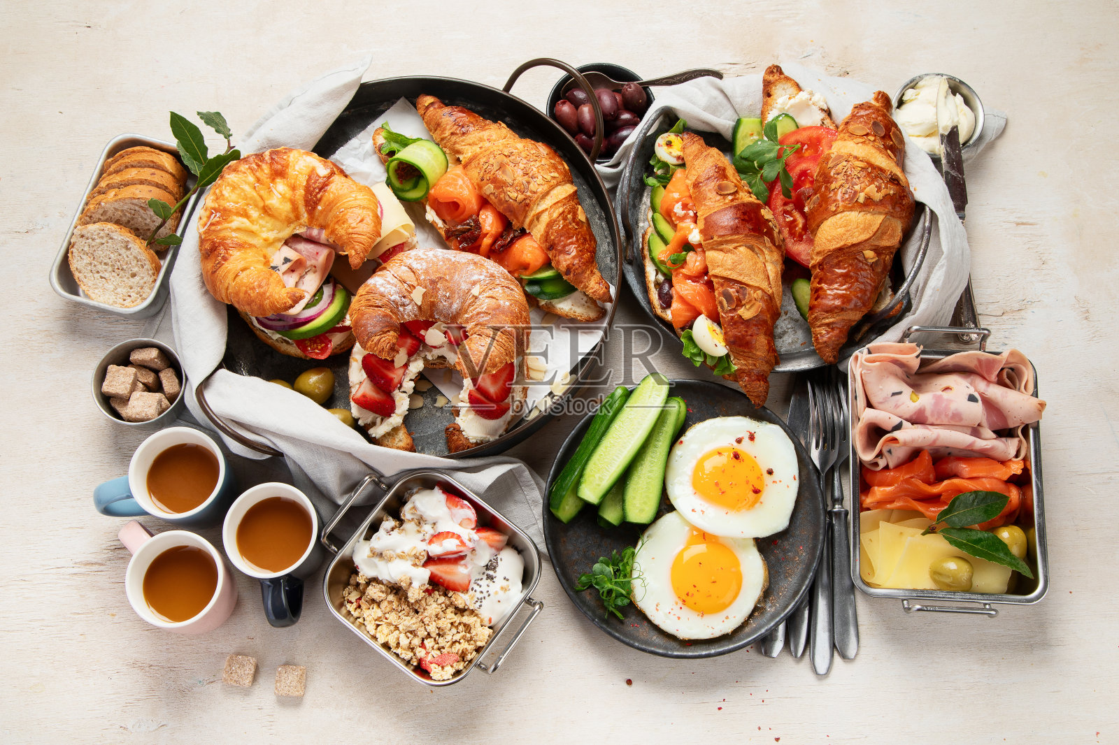 桌上有很多早餐可供选择。照片摄影图片