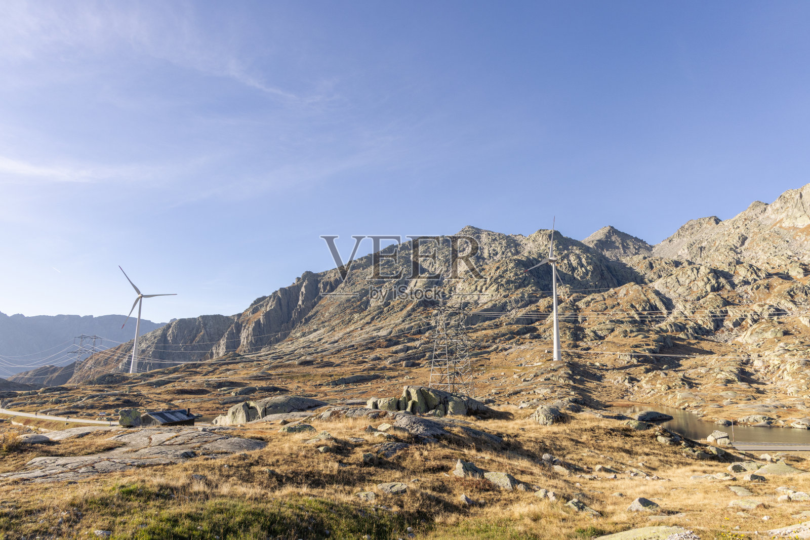 山口上的风力涡轮机，自然中的可再生能源照片摄影图片