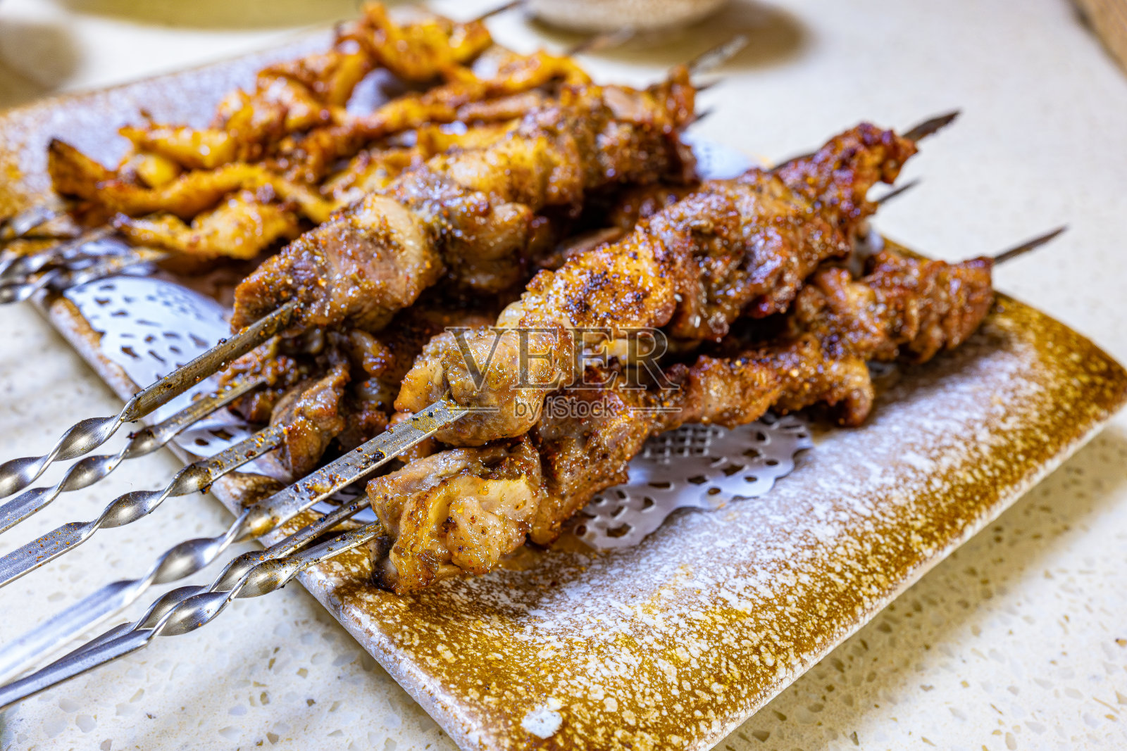 烤羊肉串放在盘子里照片摄影图片