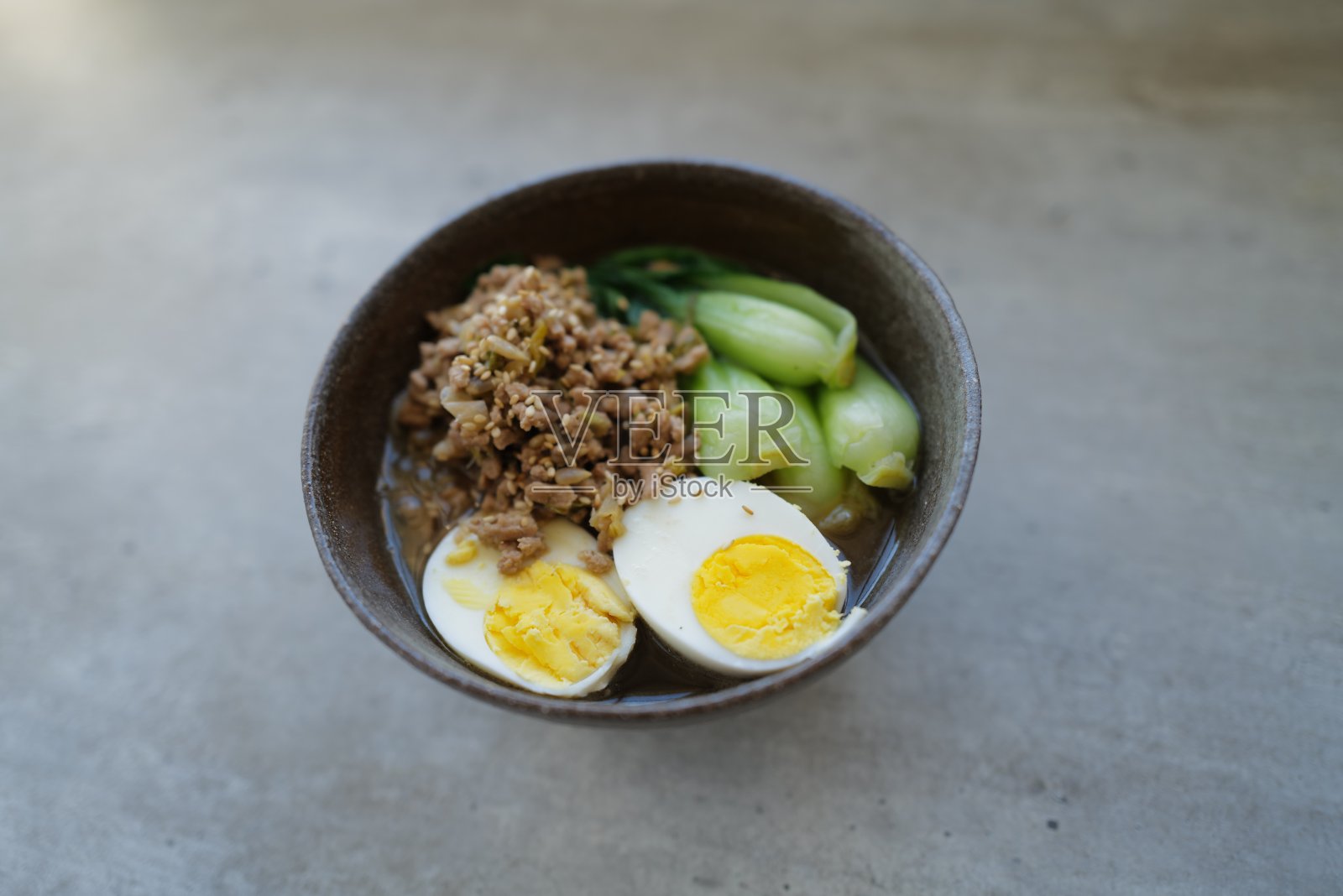 亚洲牛肉汤面，混凝土背景照片摄影图片