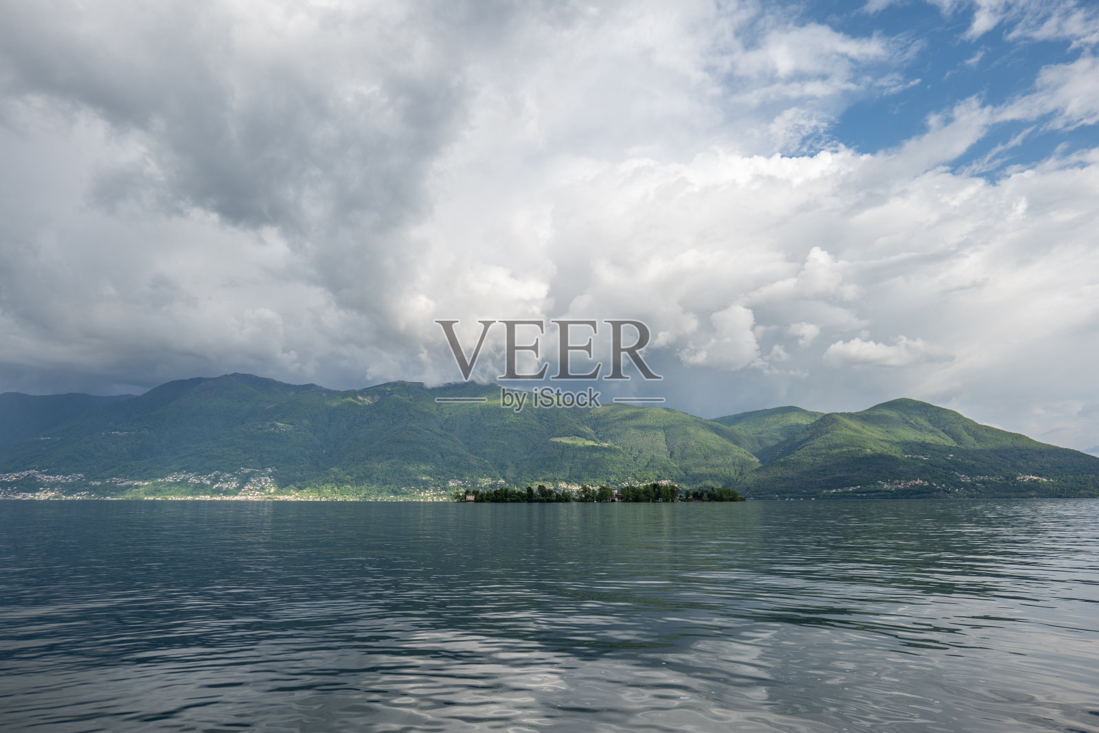 阿尔卑斯山脉的一个湖泊即将迎来风暴照片摄影图片