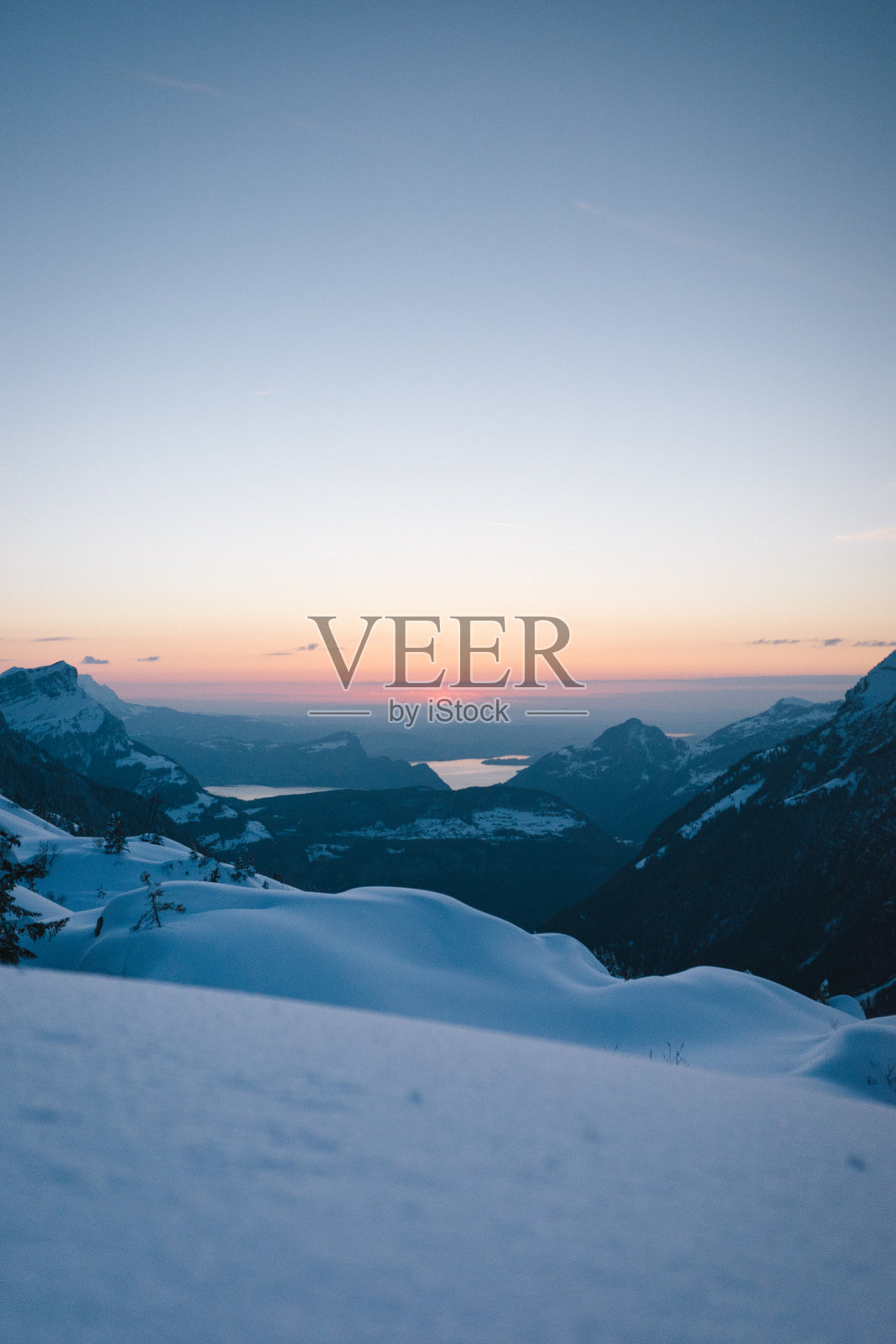 白雪皑皑的山脉和森林上的日出照片摄影图片