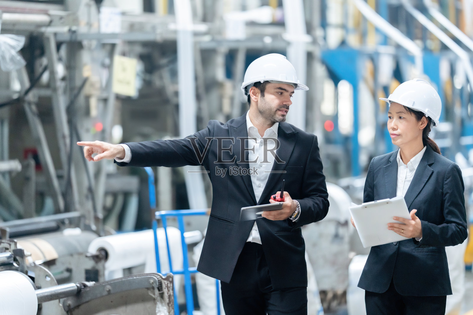 工业工厂是男性工程师和女性工程师共同开发尖端技术的创新和协作中心。照片摄影图片